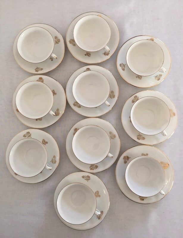 10 anciennes tasses à café avec soucoupes en porcelaine à motifs de fleurs dorées