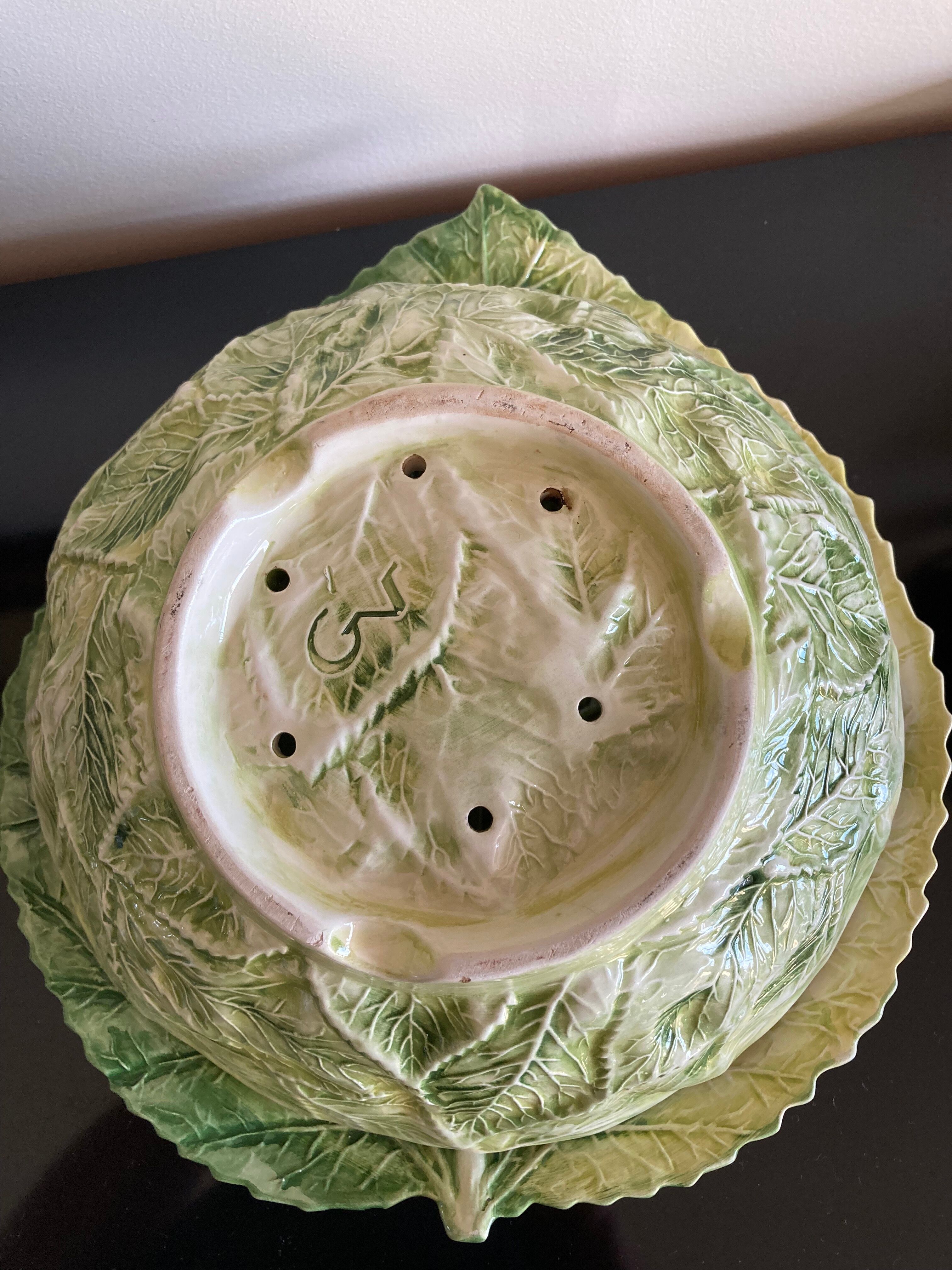 Cherry-decorated drainer fruit cup with its leaf-shaped dish
