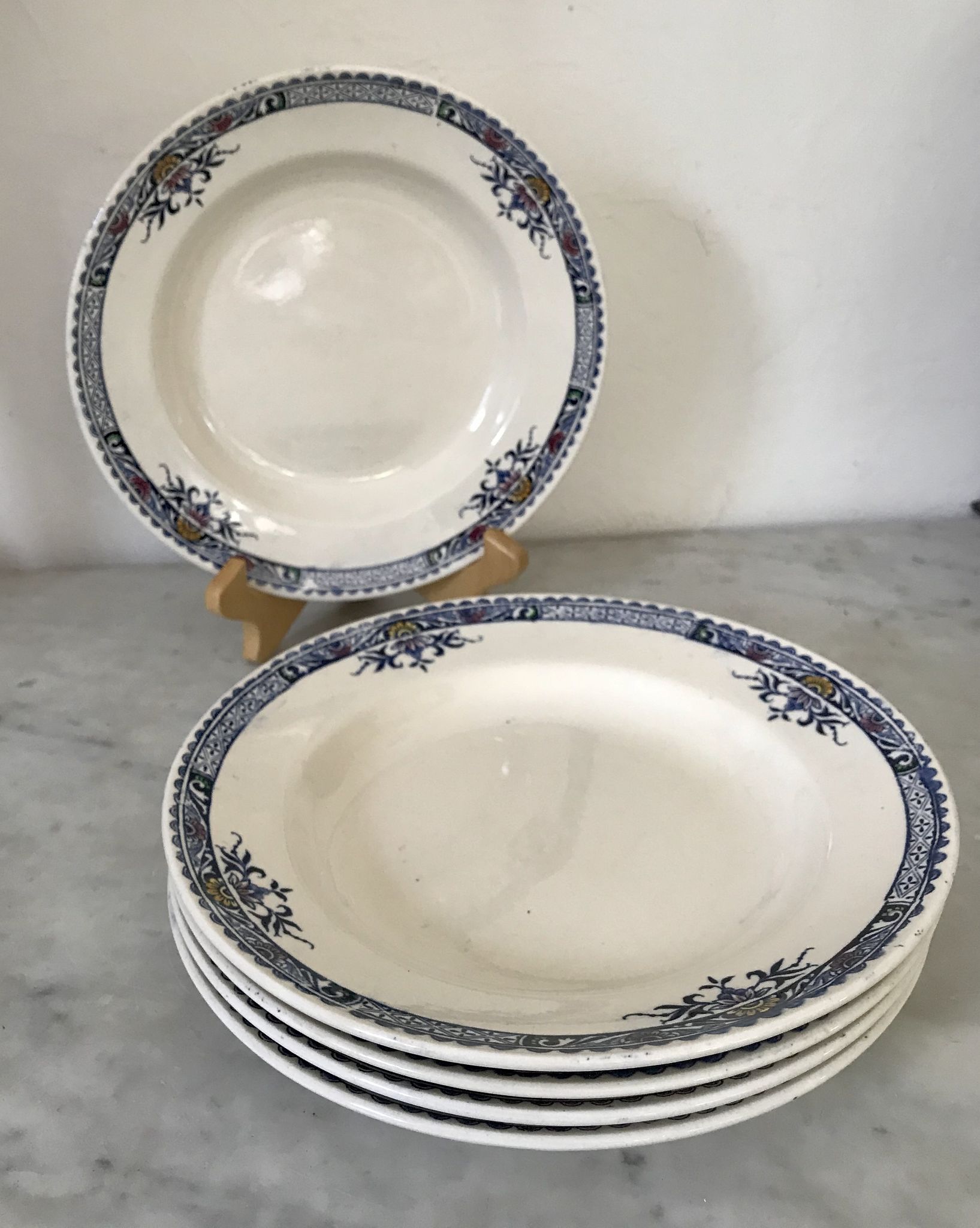 Lot of 5 lily Longchamp hollow plates, iron earth