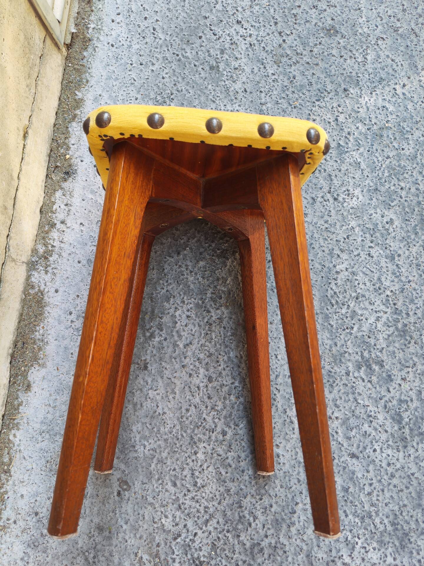 Petit tabouret en bois et tapisserie