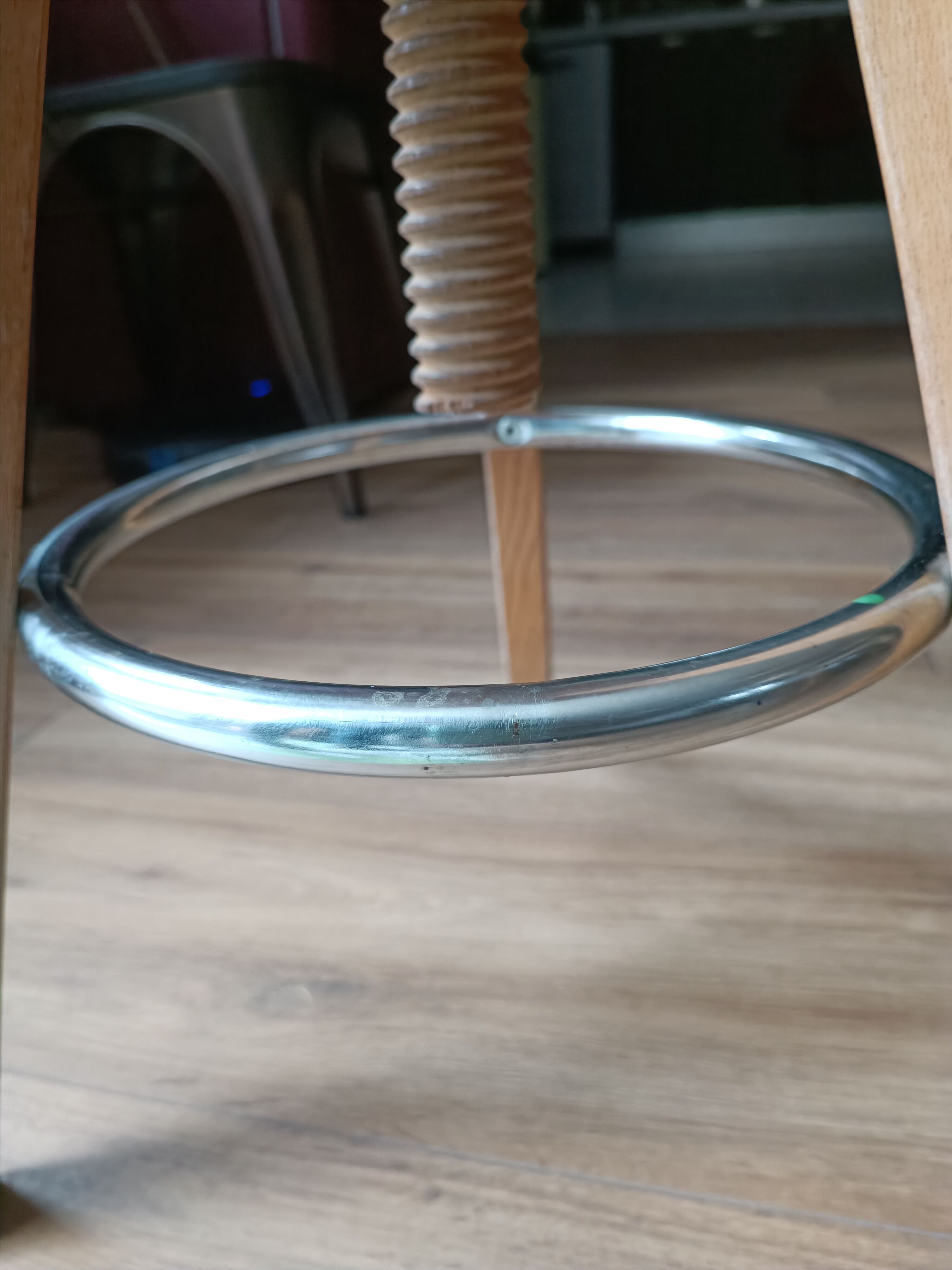 Industrial chair tripodeva screws