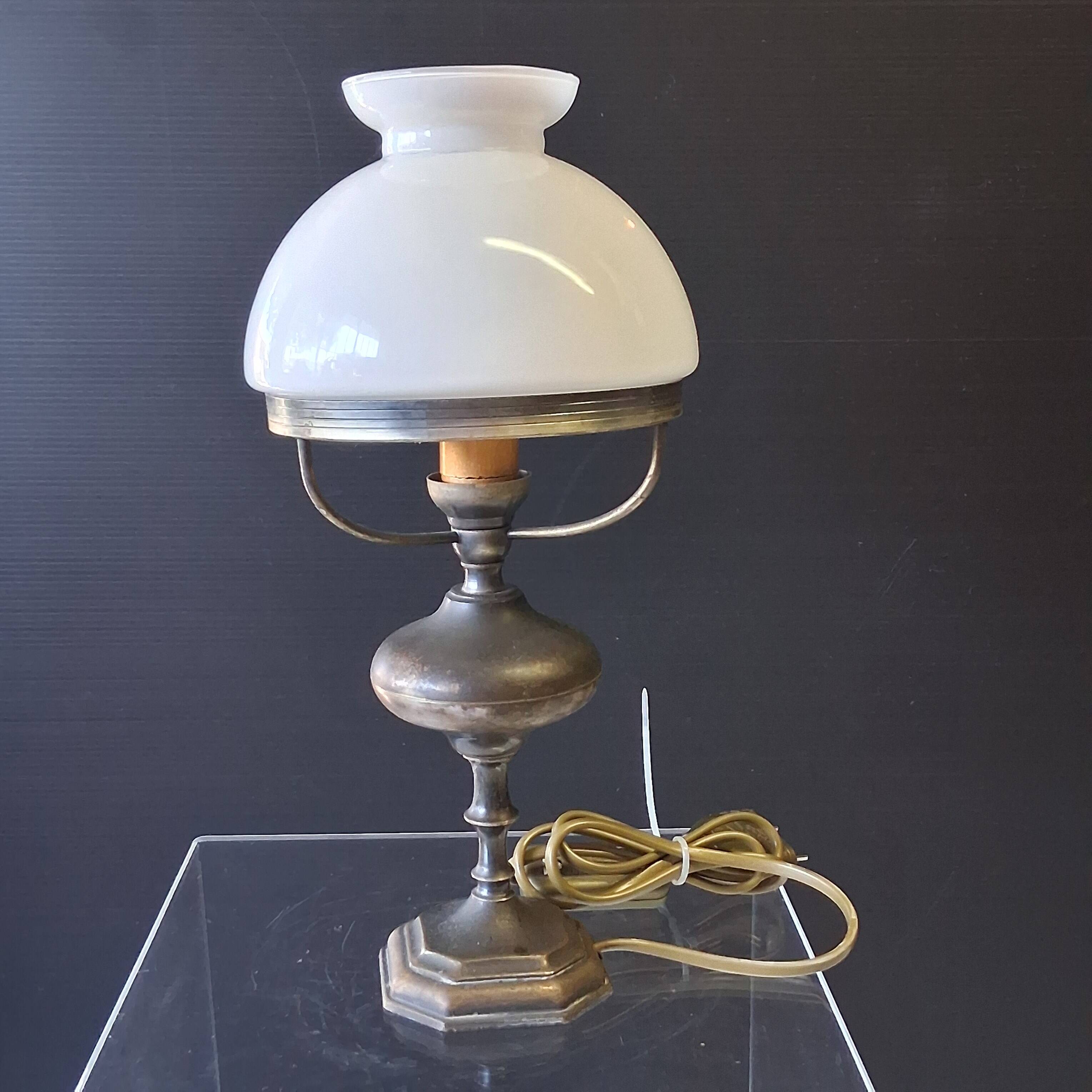 Very pretty lamp in tin with an opaline glass globe in very good condition.