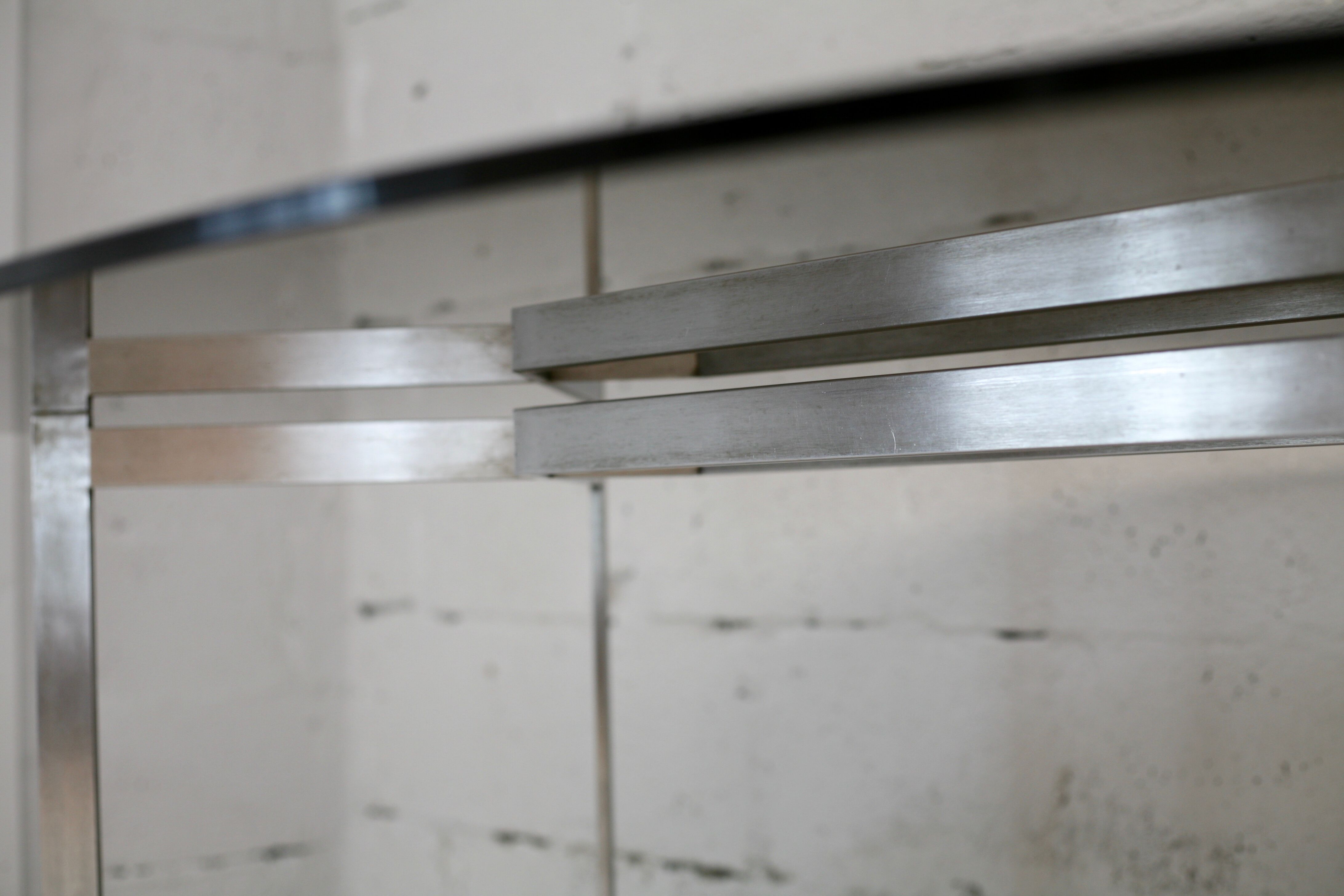 Table de Paul Legard, édition DOM, aluminium brossé et dalle elliptique de verre fumé, France, circa
