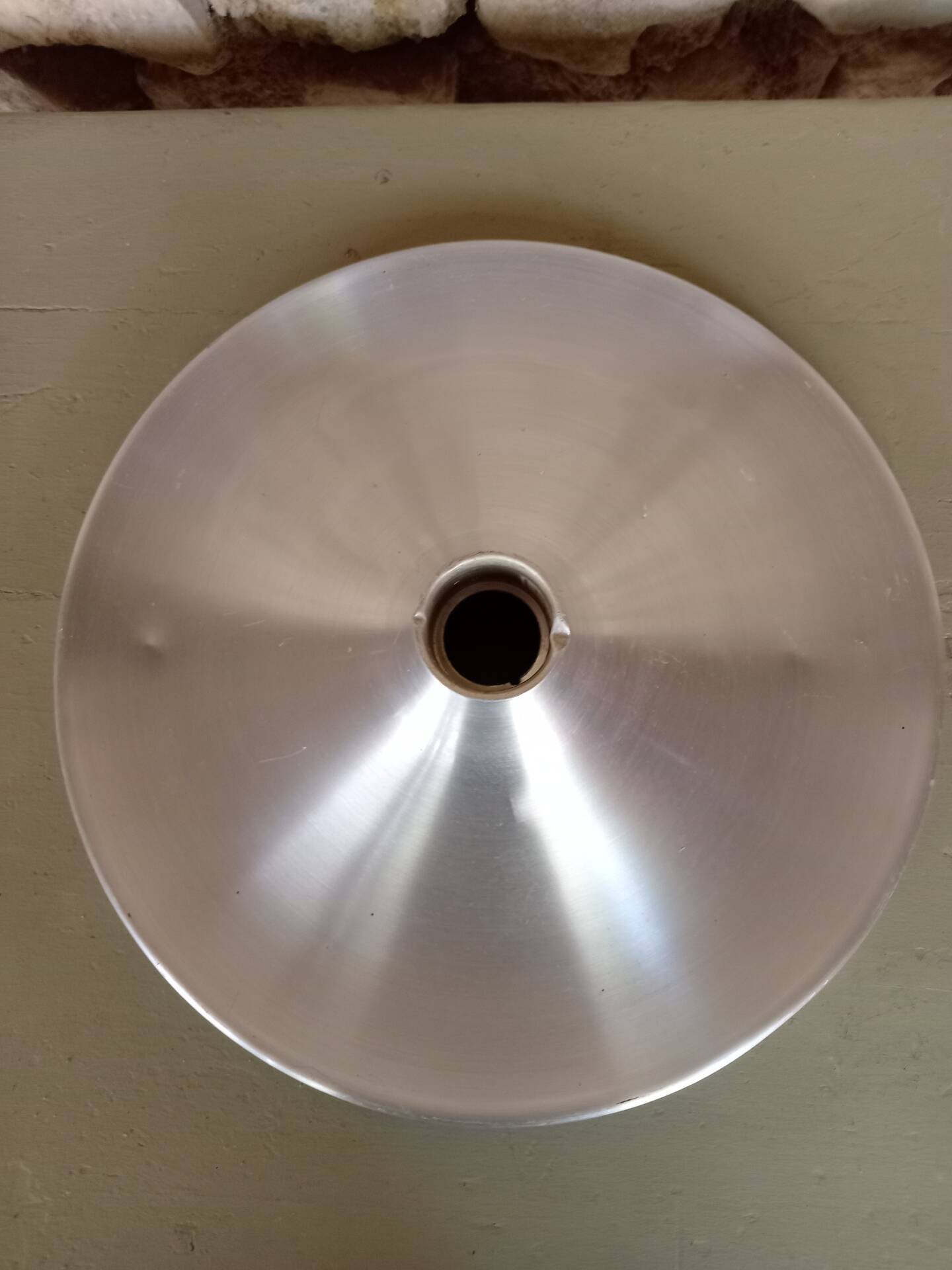 Wall-mounted disc light