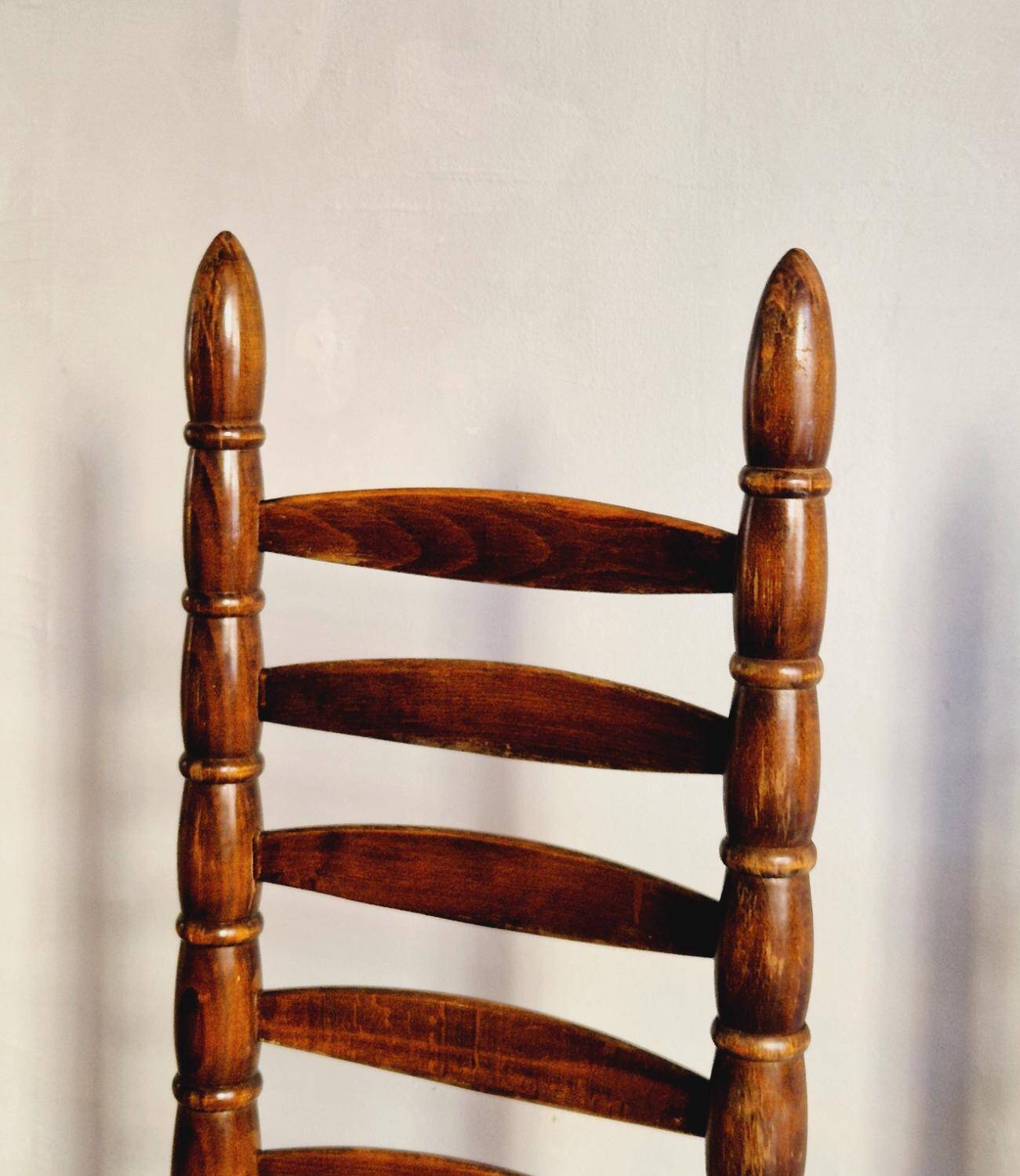 Paire de chaises espagnoles à dossier haut, datant du milieu des années 1900, avec des sièges en peau de chèvre et en lin.