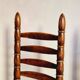 Paire de chaises espagnoles à dossier haut, datant du milieu des années 1900, avec des sièges en peau de chèvre et en lin.