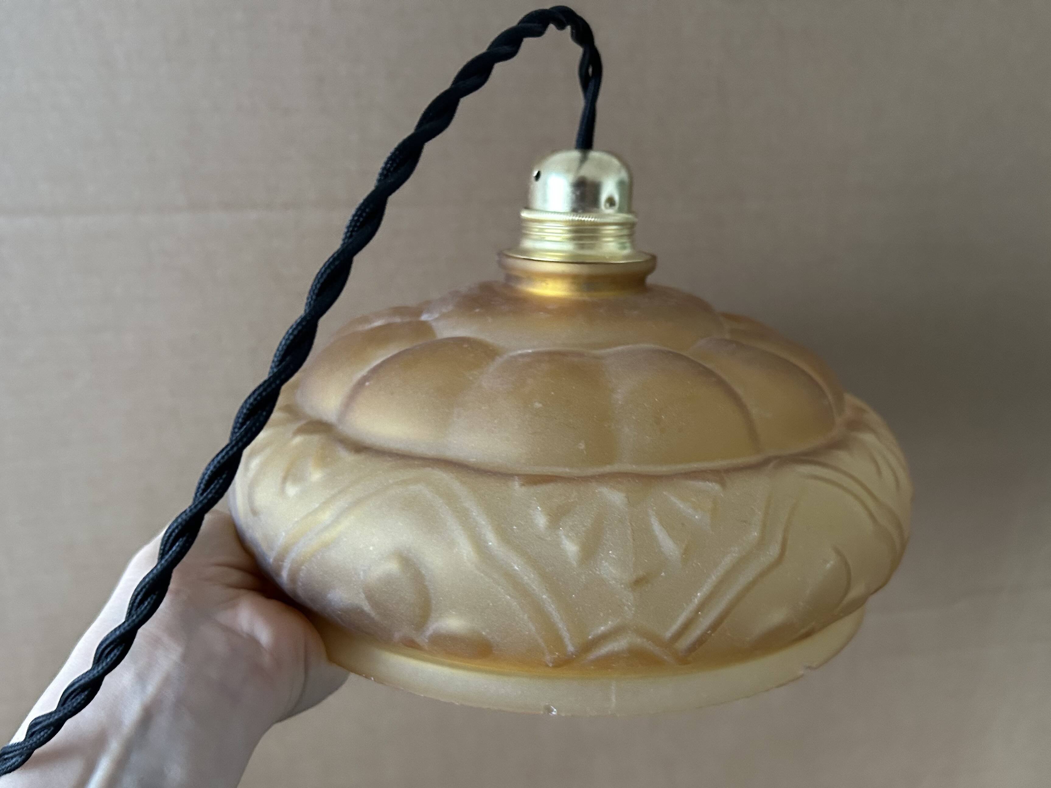 Suspension en verre ambrée ancienne