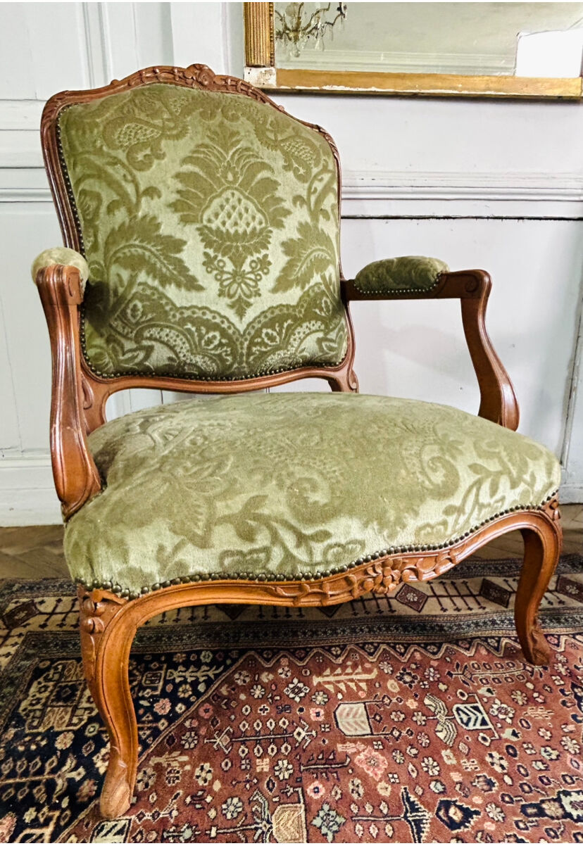 Paire de fauteuils à la reine cabriolet en velours vert style Louis XV - 19eme siècle France