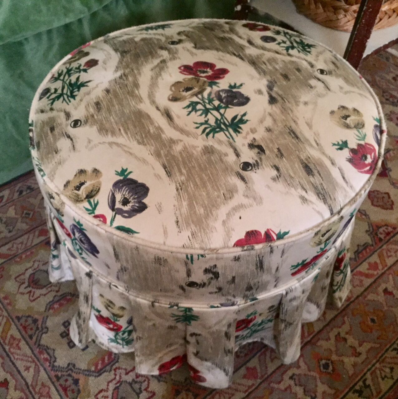 Toad in cloth armchair and its Ottoman