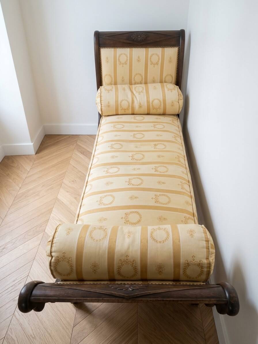 Classic meridian in wood and beige fabric with yellow stripes.