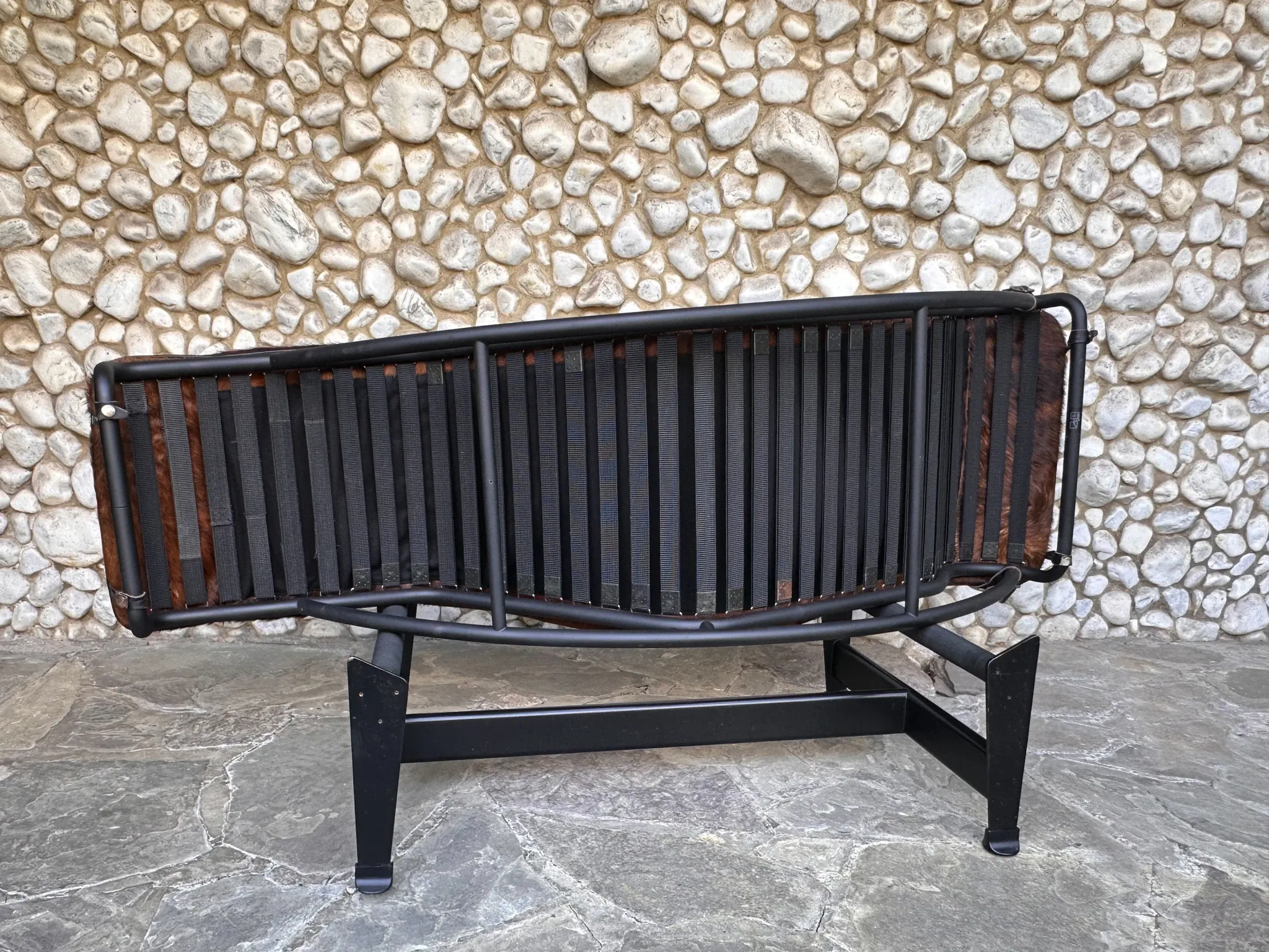 LC4 chaise longue in cowhide and black frame by Cassina, 1970–80
