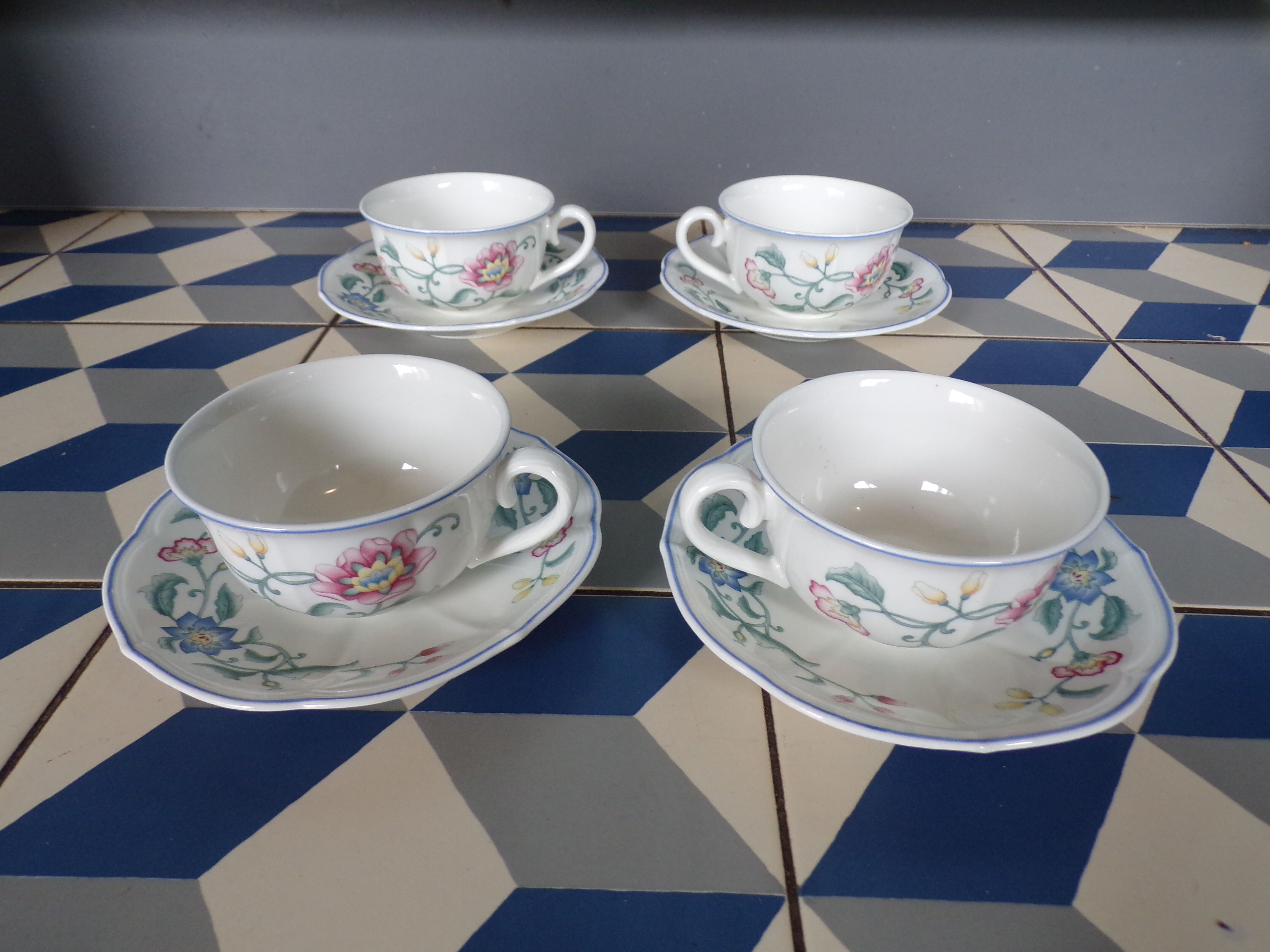 4 coffee cups Villeroy & Boch Delia with saucer