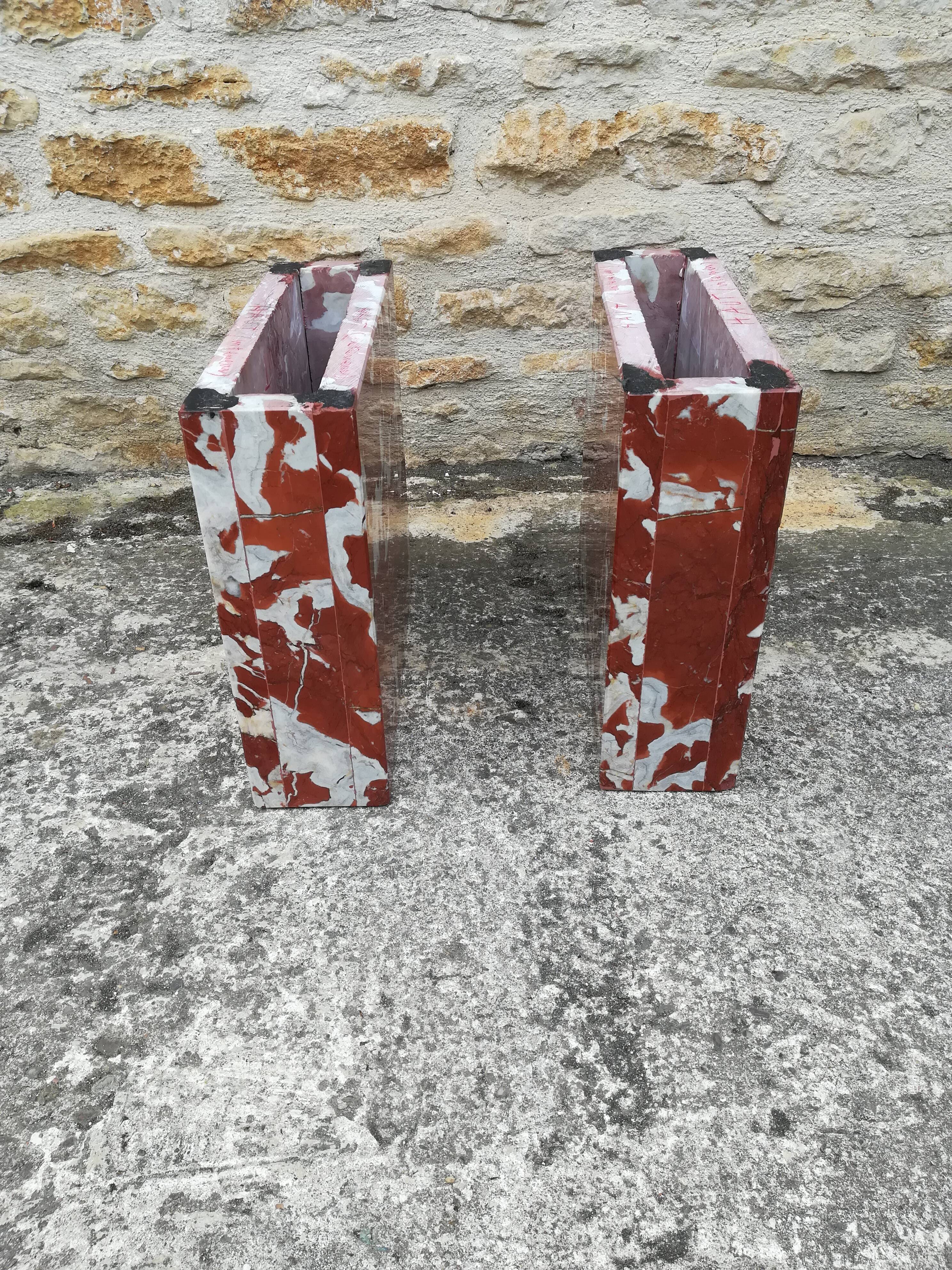 Table basse en marbre rouge