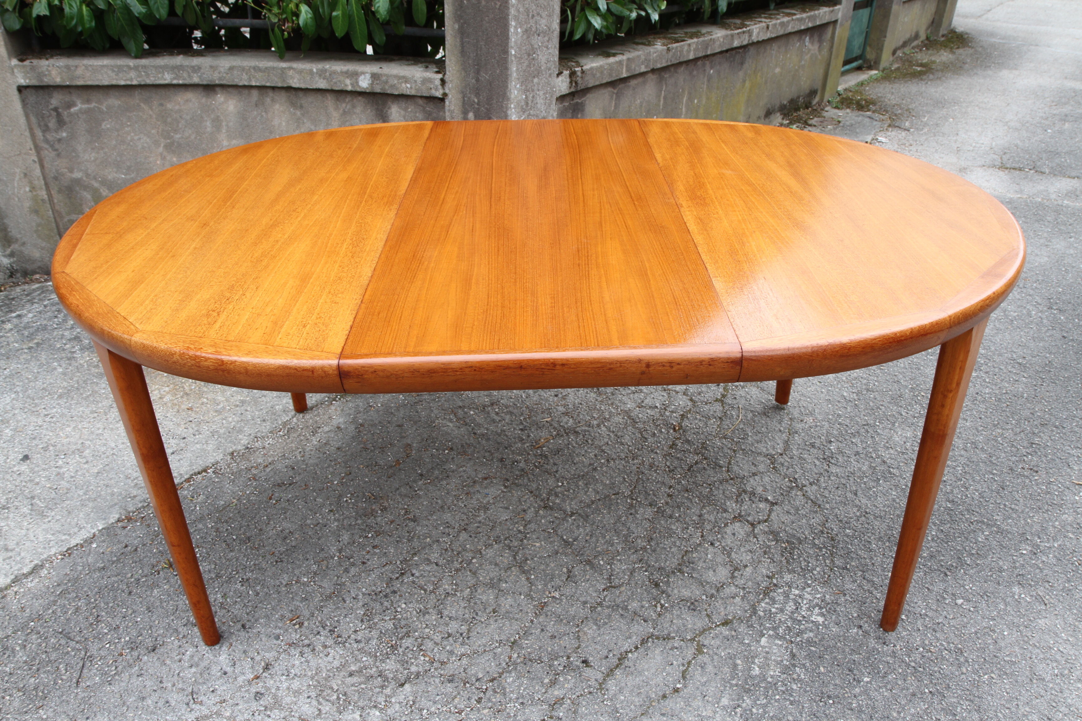 Danish teak extendable round table of the years 60