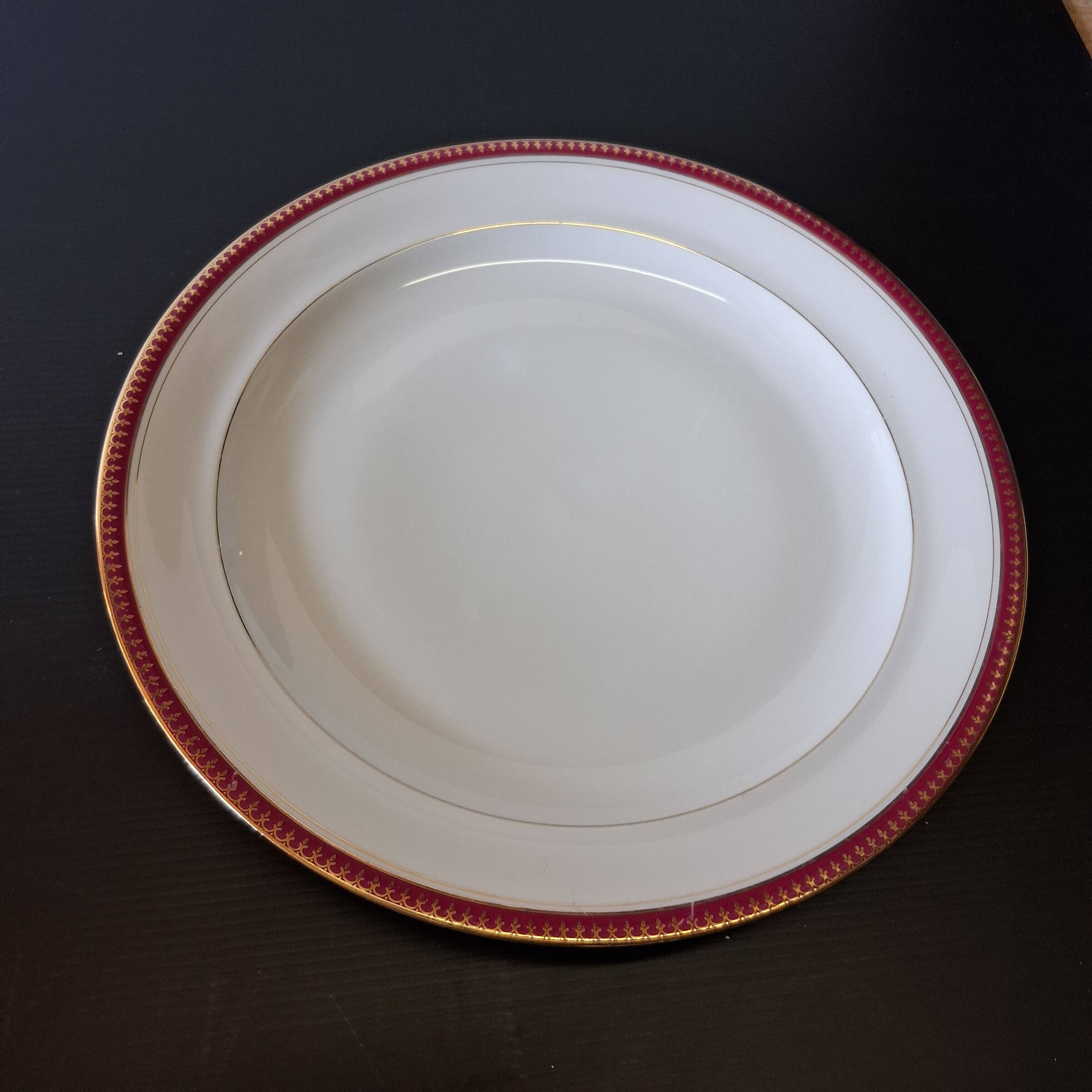 Very nice round serving dish from Chastagner & Co in good condition.