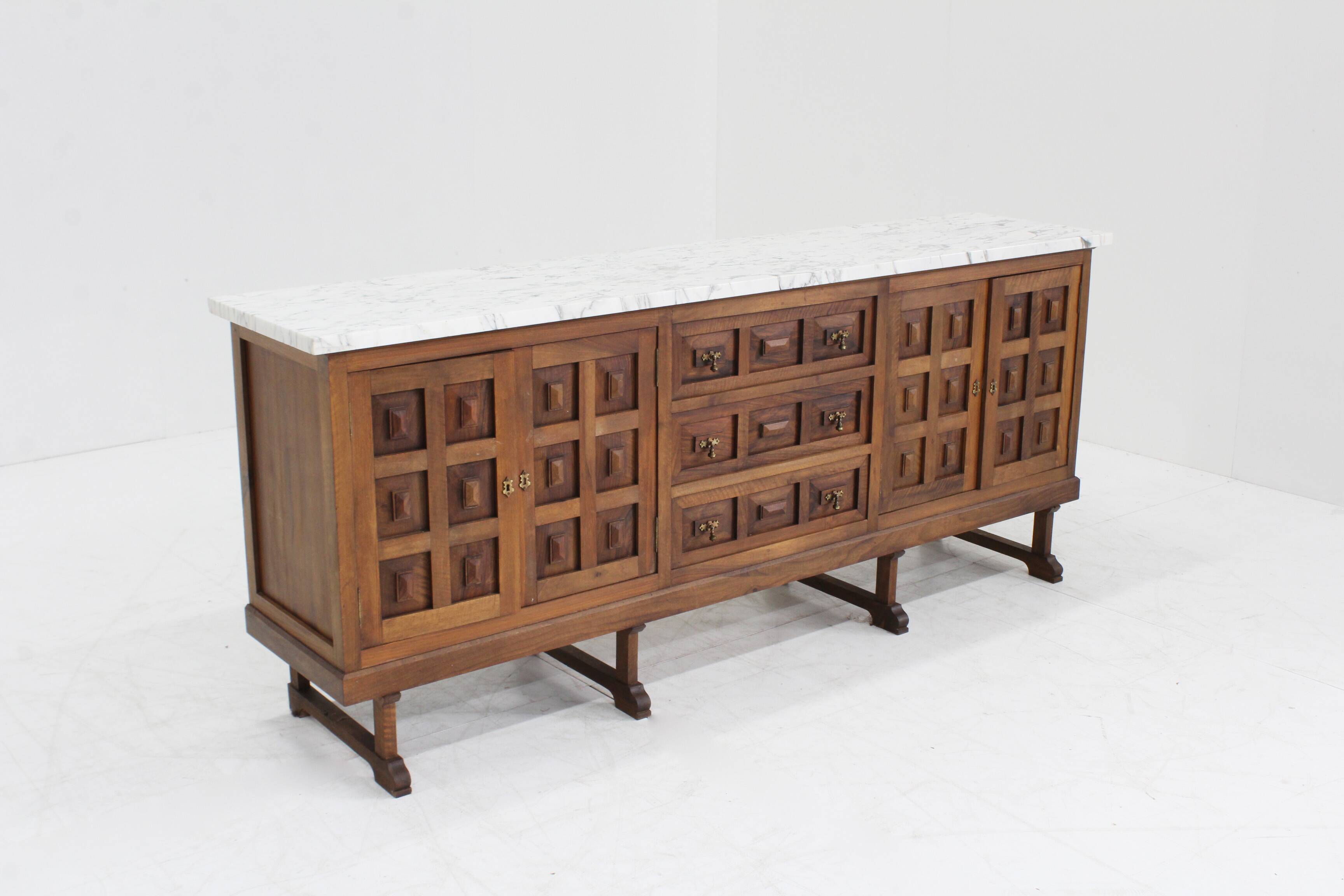 Buffet brutaliste espagnol en bois massif et marbre