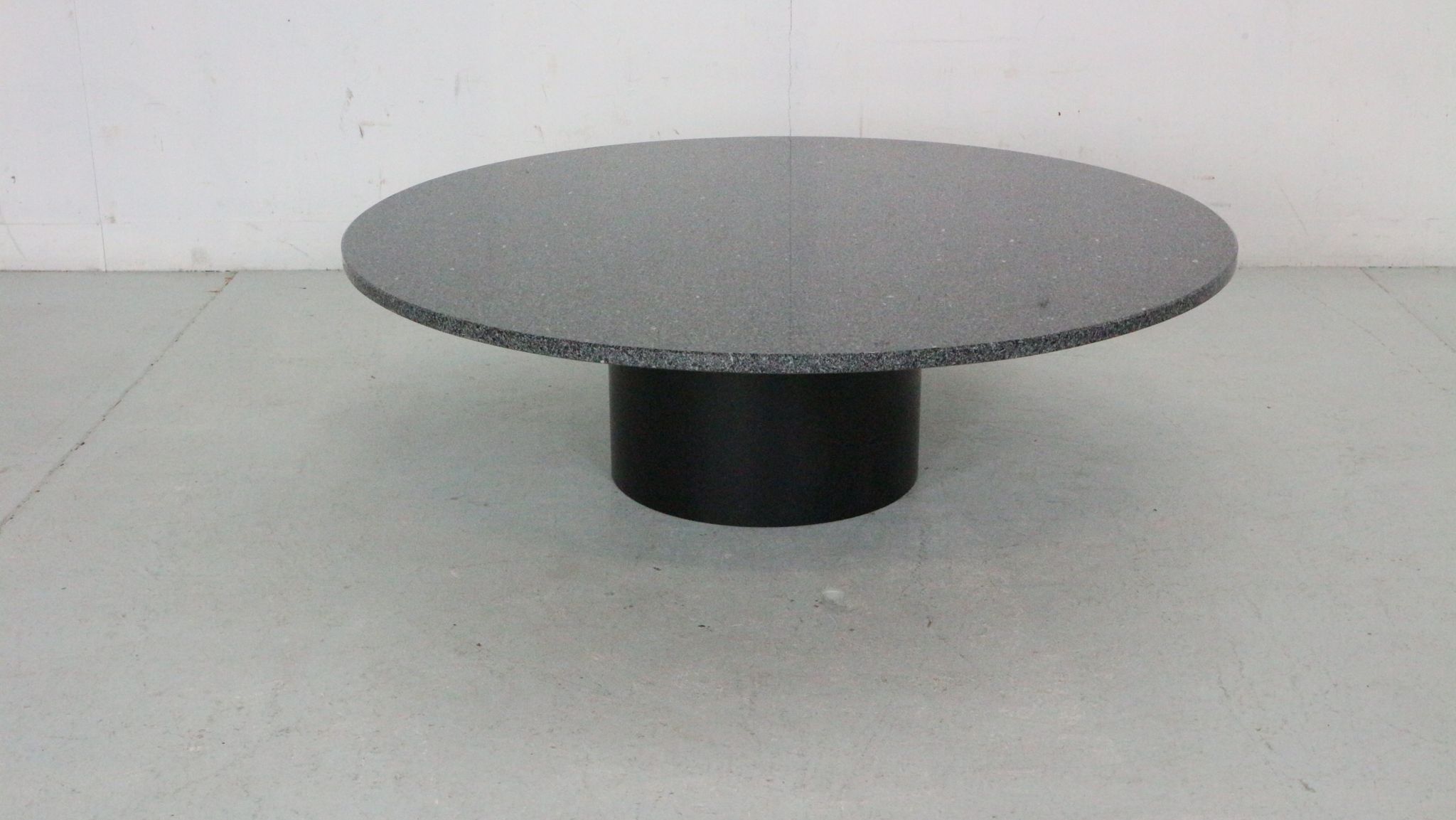 Mid-century  granite stone round coffee table, 1970's italy