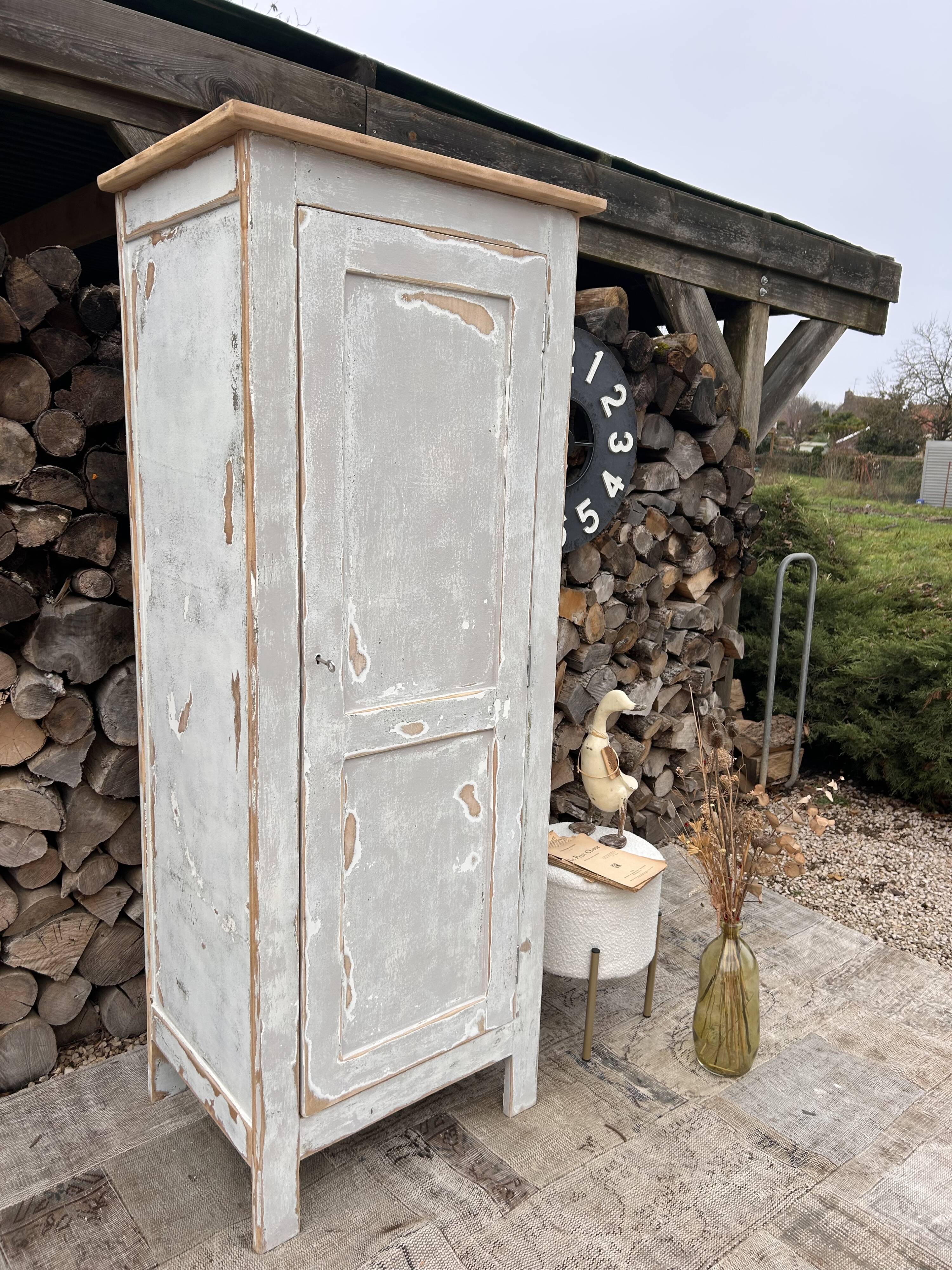 Small antique bonnetière