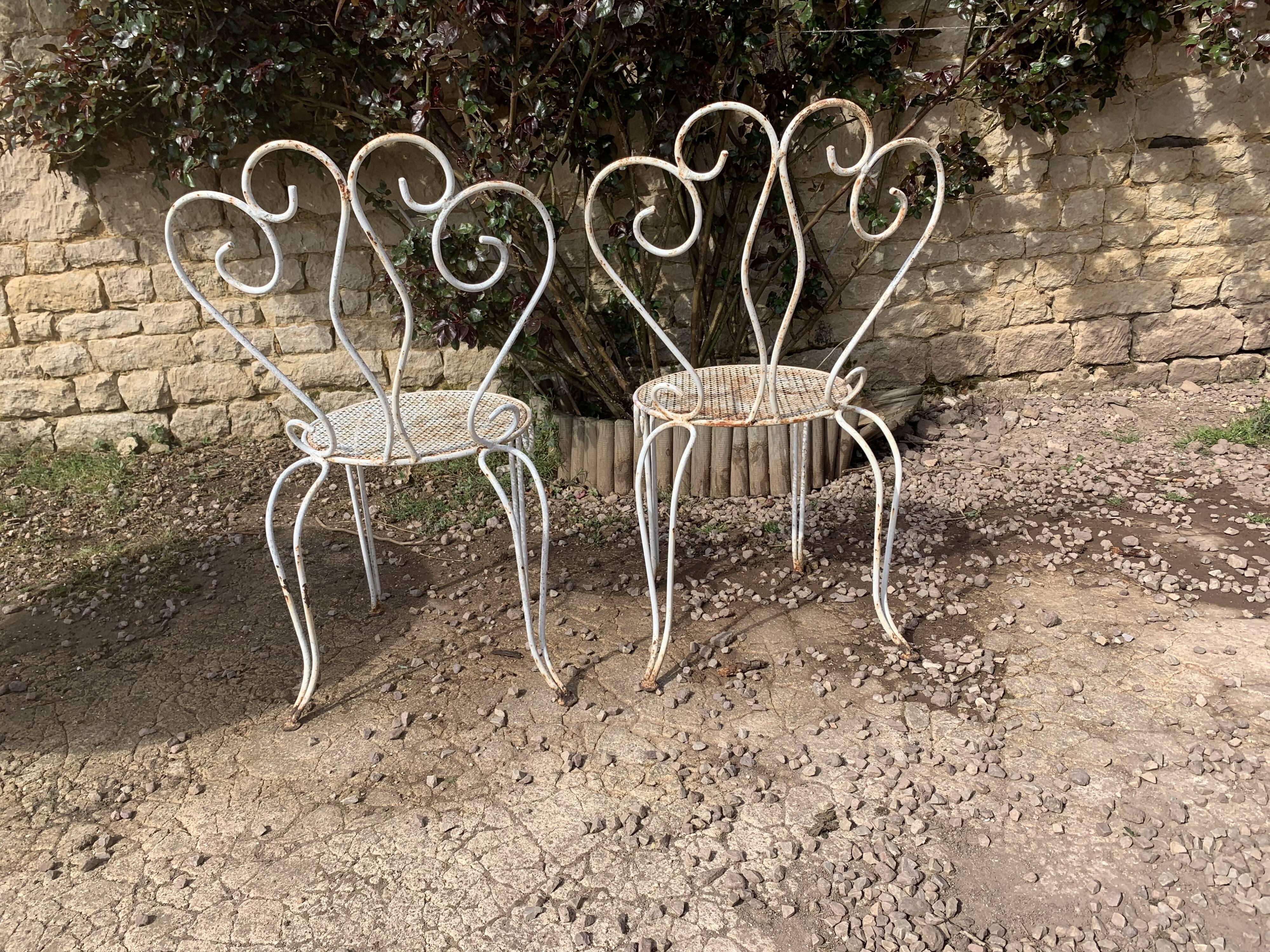 Salon de jardin blanc en fer forgé 2 chaises de jardin +  1 table