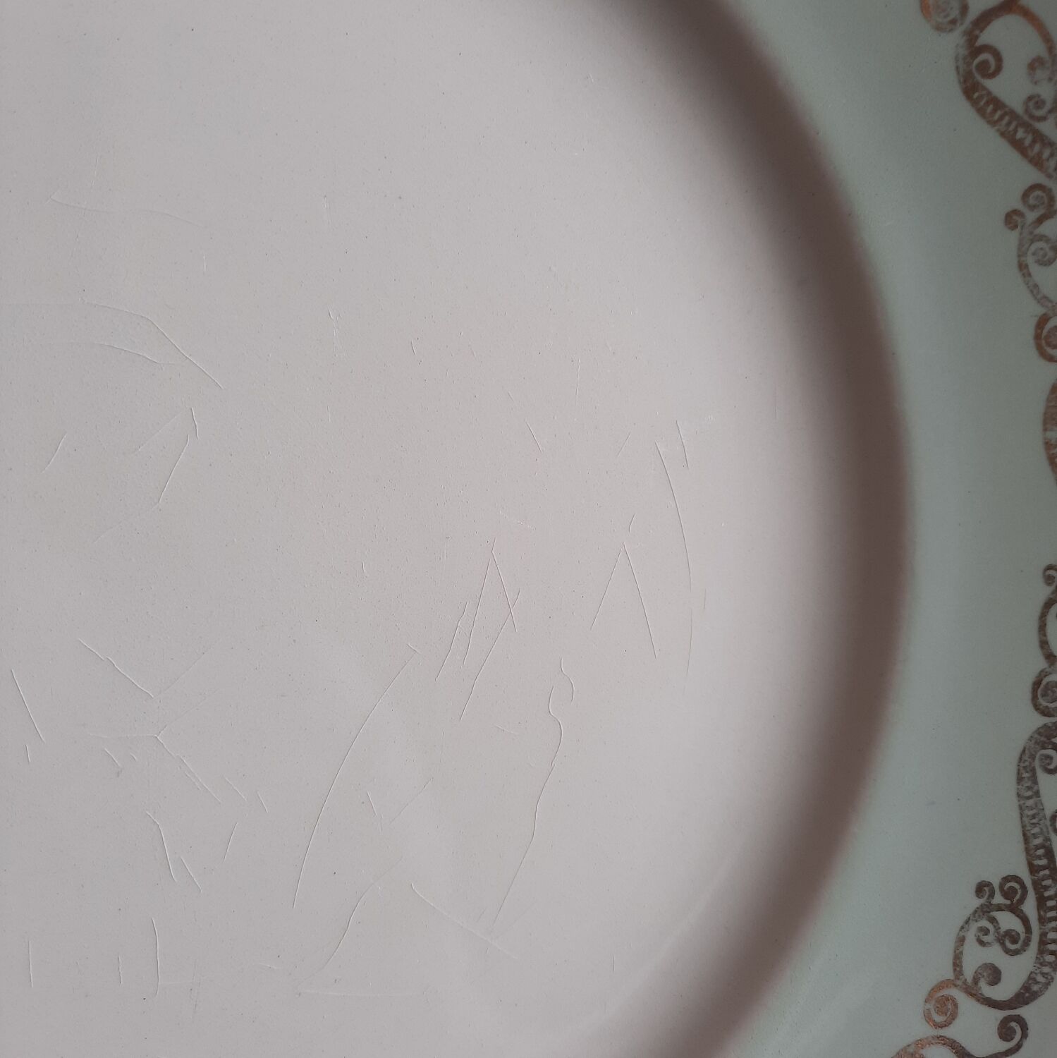 Flat earthenware plates with gilded edges
