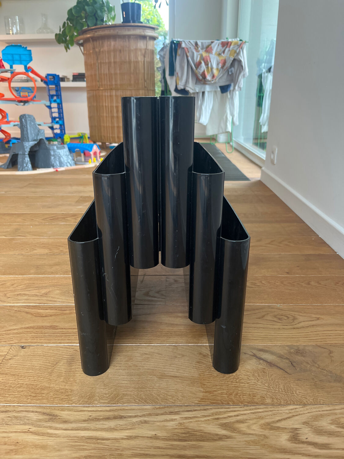 Black magazine rack Kartell 4676 / 4675 (Giotto Stoppino)