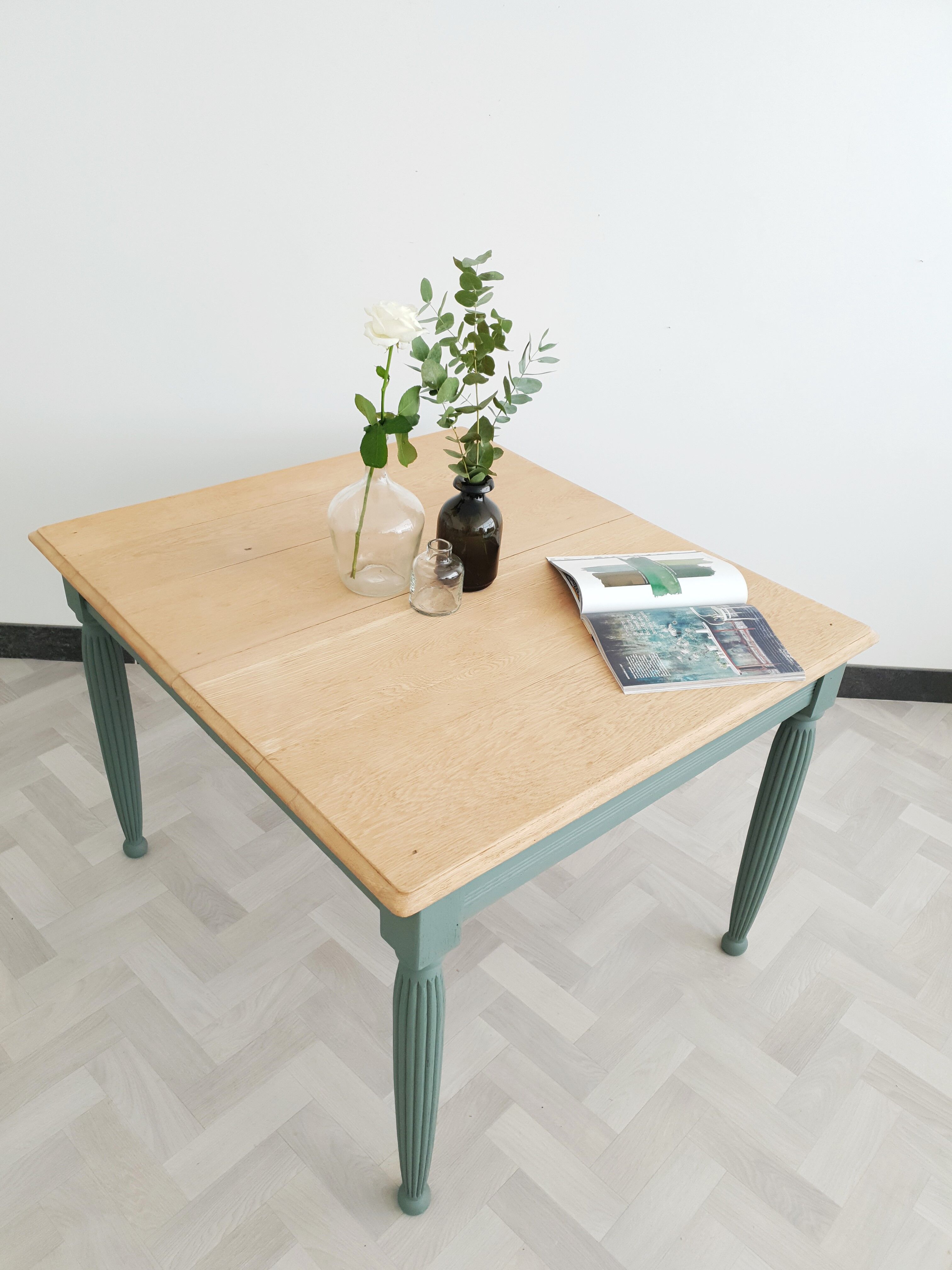Square table campaign