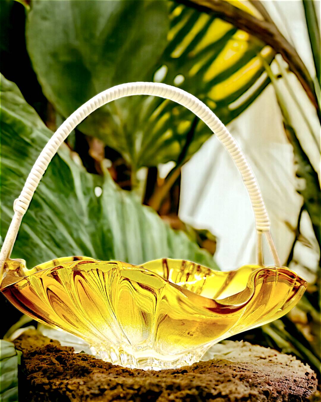 Vintage amber glass pocket basket with scoubidou handle – 1960s