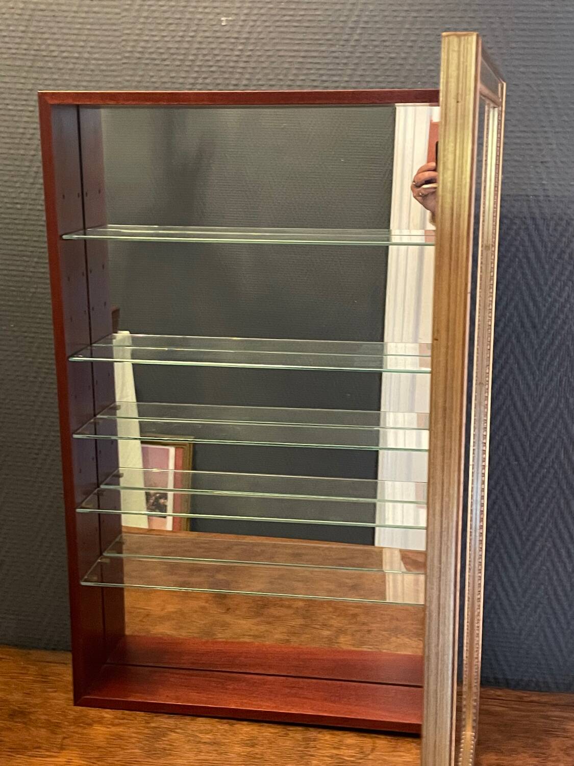 Vitrine en bois doré à suspendre .