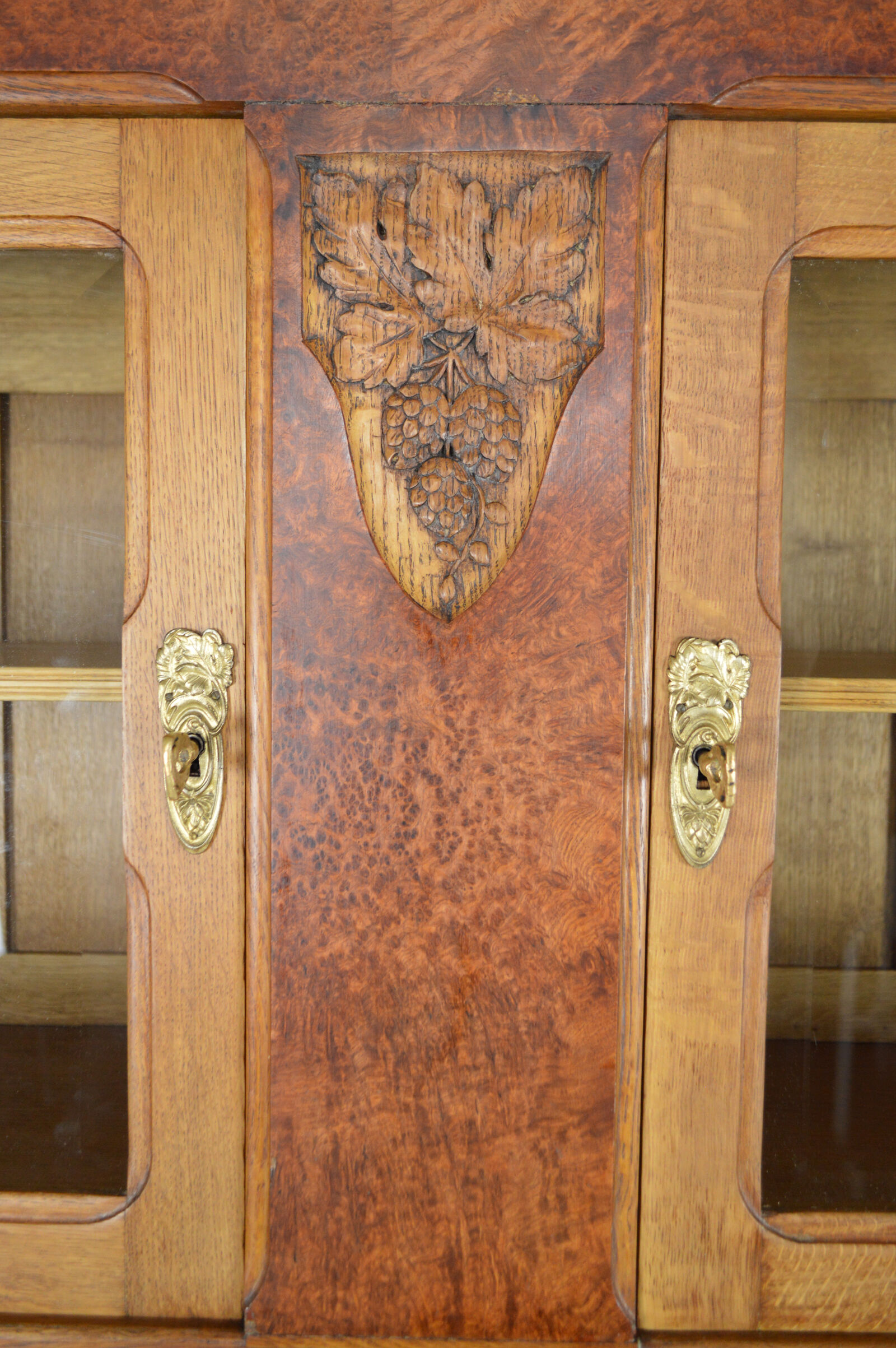 Buffet art nouveau en chêne et loupe, modèle au platane, vers 1910
