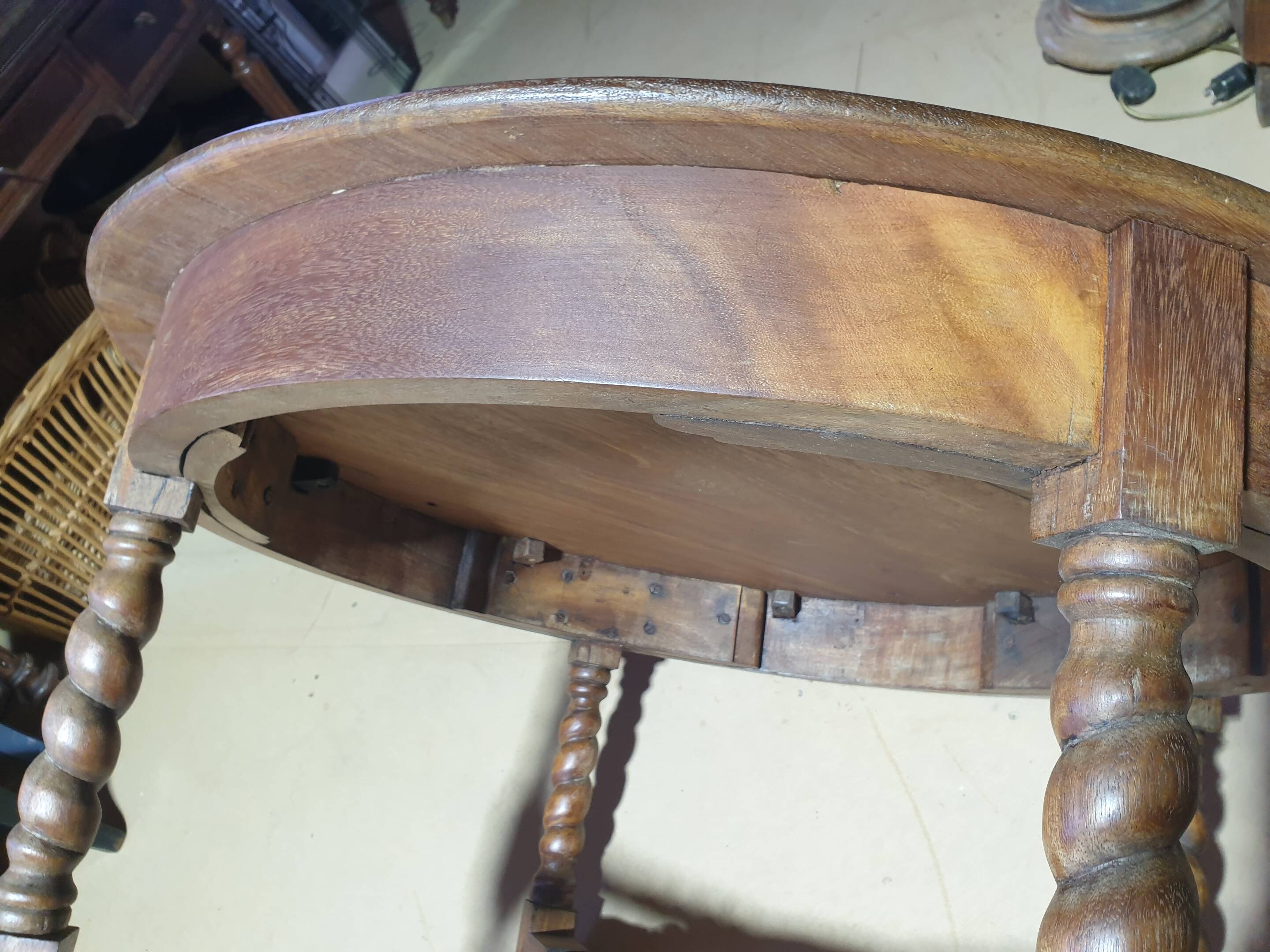 Round coffee table in elm with twisted legs - early 20th century