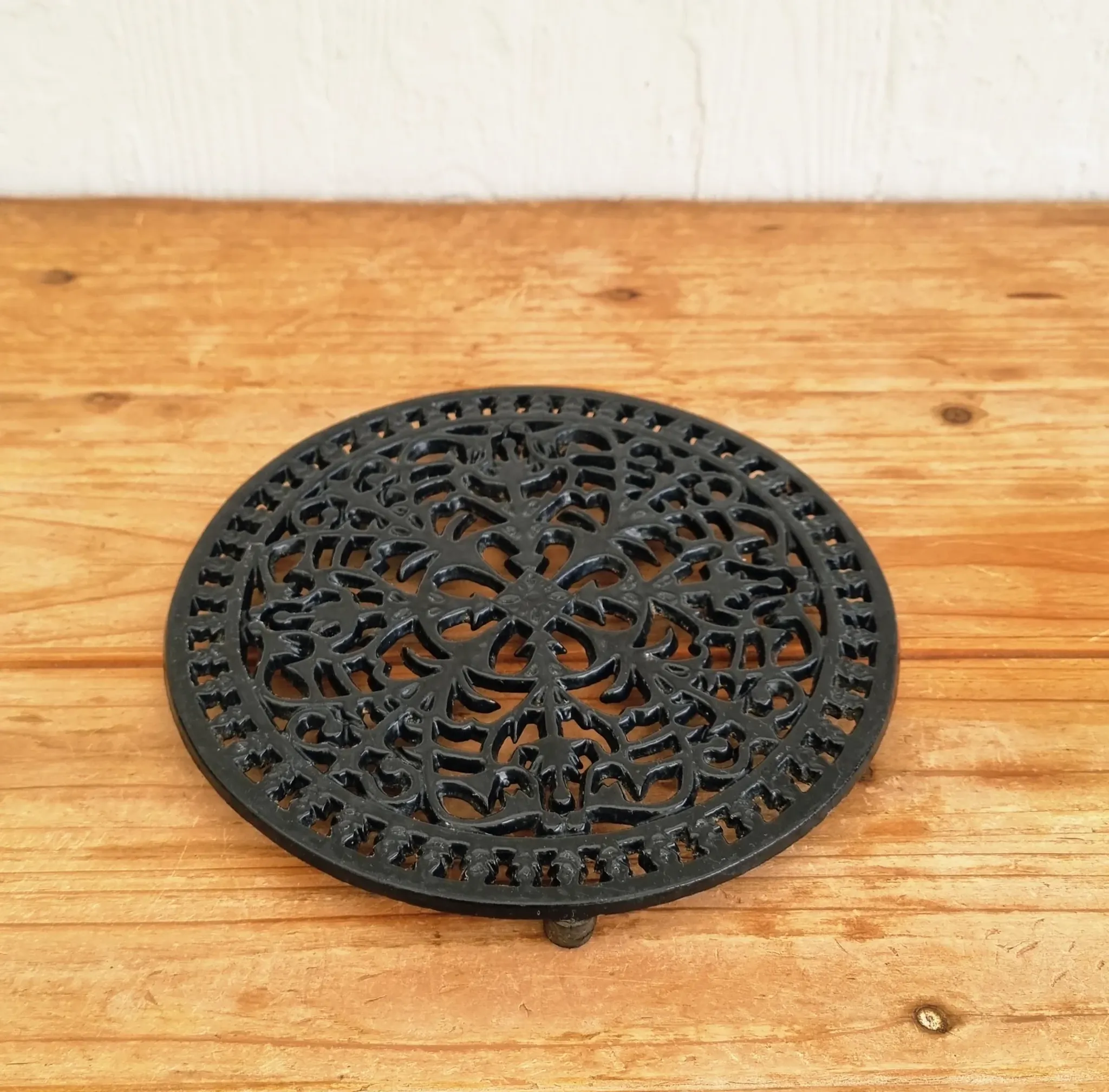 Black cast iron trivet in a chic country style.