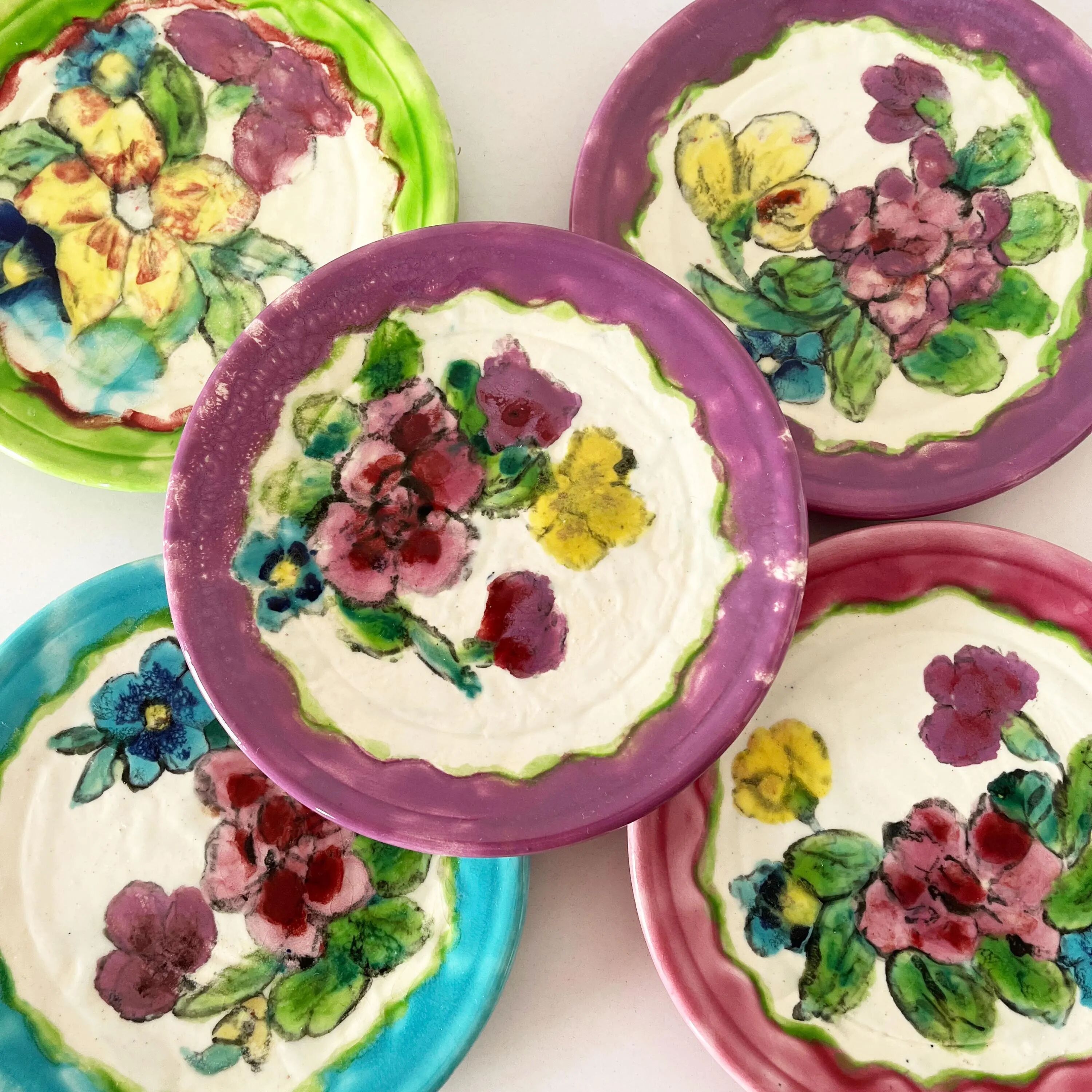 Lot de 5 assiettes en barbotine fleurs Vallauris 1950