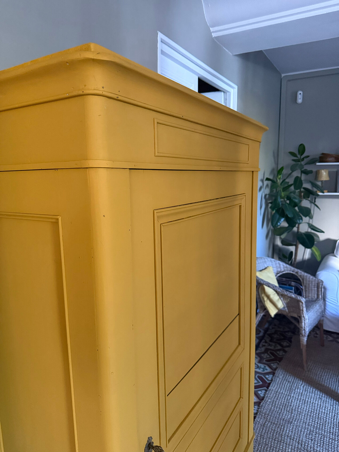 Armoire bonnetière bois massif