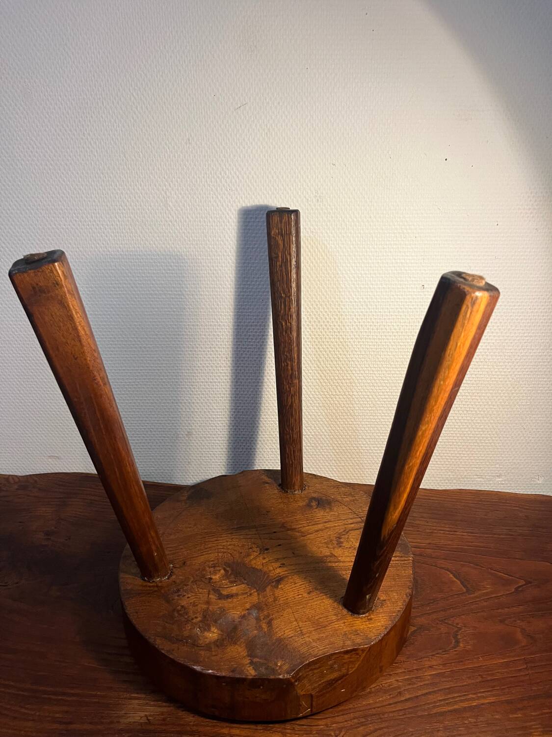 Tabouret tripode ancien fait main – Bois massif