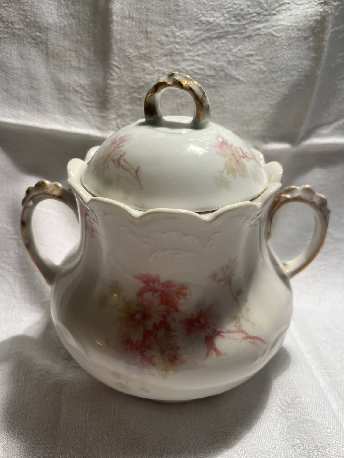Antique porcelain bonbonnière with floral design – Belle Époque, circa 1900