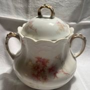 Antique porcelain bonbonnière with floral design – Belle Époque, circa 1900