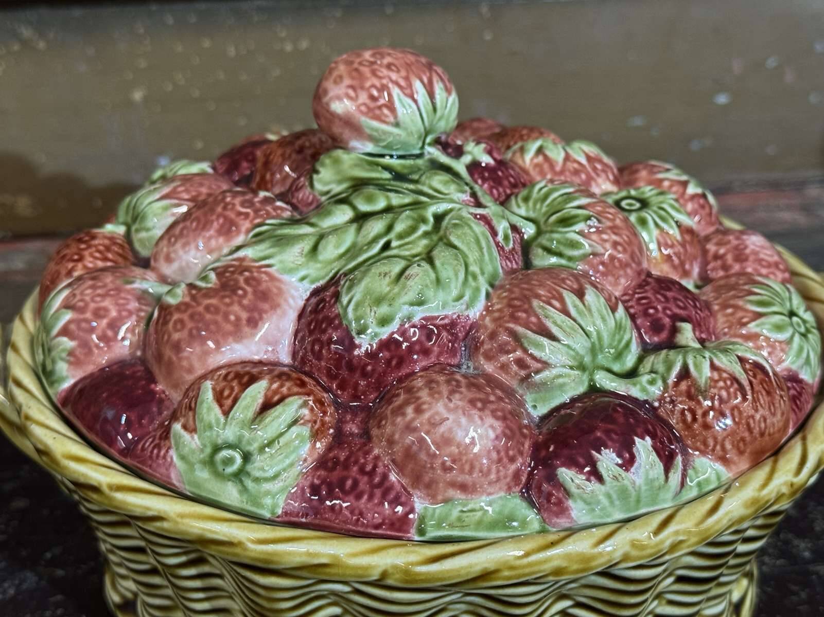 Strawberry basket in Sarreguemines slipware from the 1930s.
