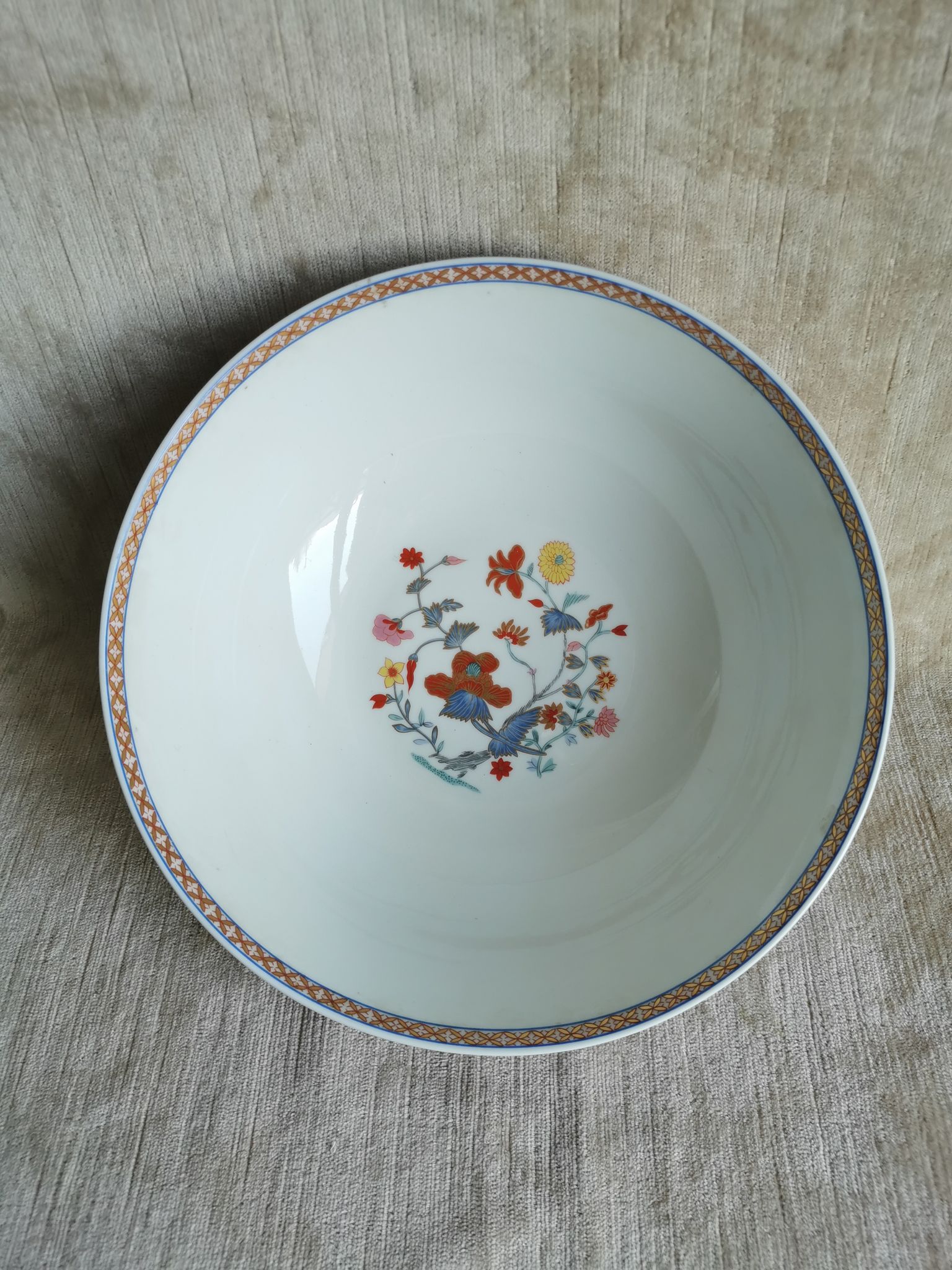 Saladier rond en porcelaine de Limoges Bernardaud modèle Pondichéry