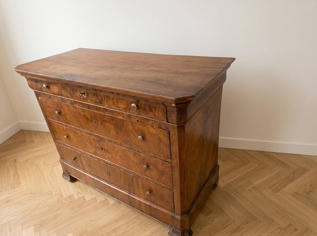 Commode ancienne en bois massif à tiroirs