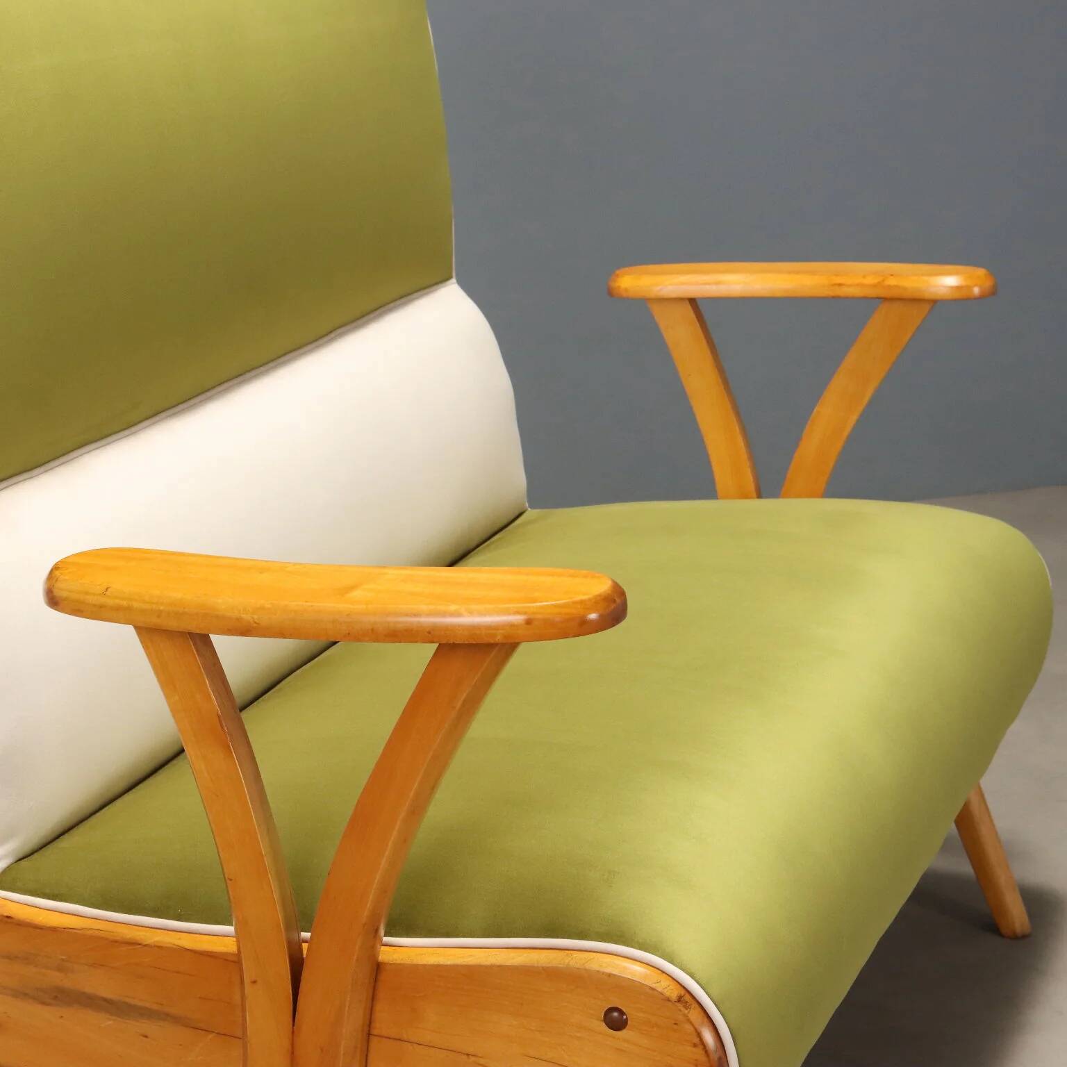 Vintage two-tone velvet and beech wood canapé, Italian design, 1950s.