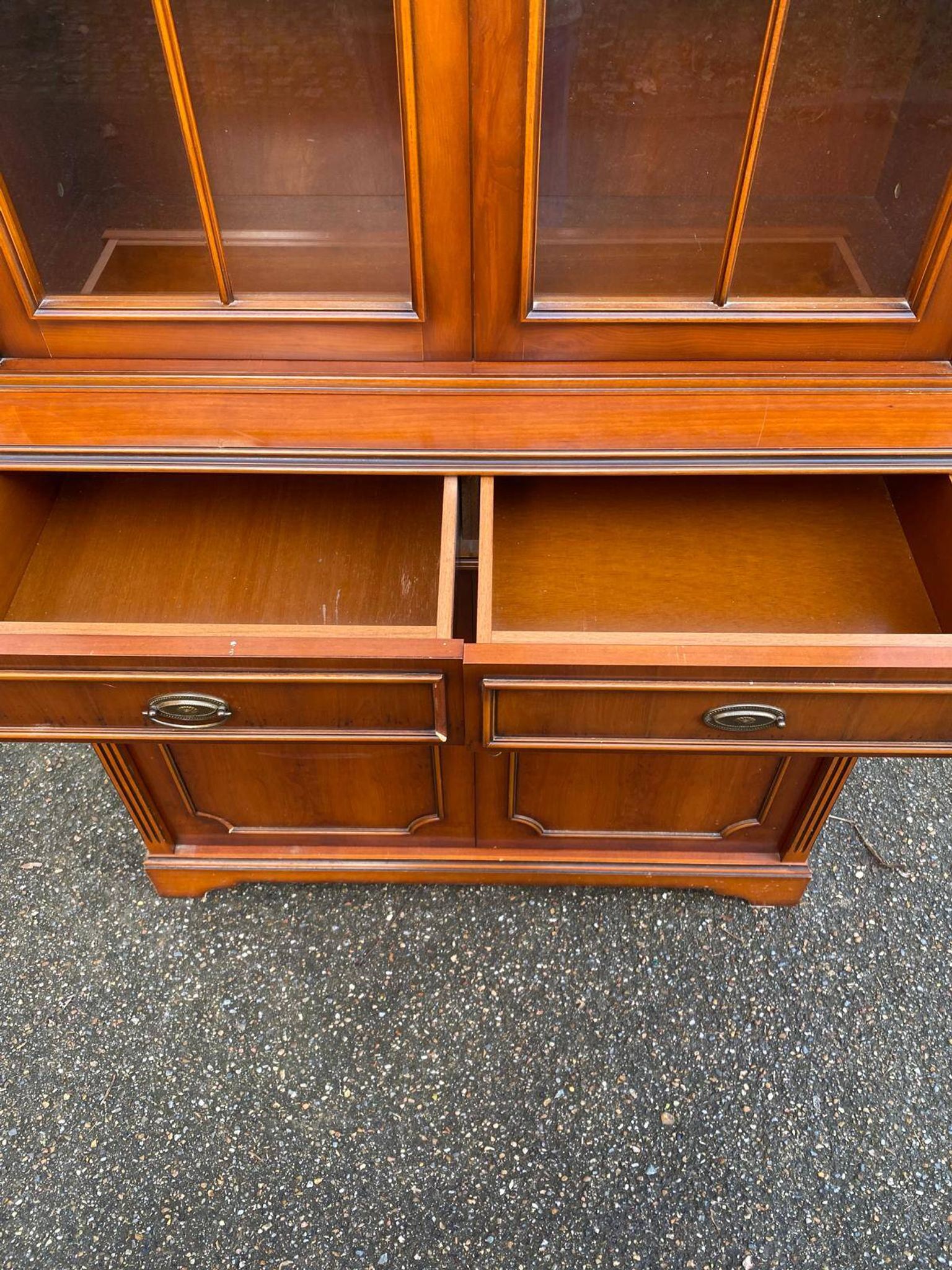 English display cabinet with 2 doors, mahogany imitation, 1990.