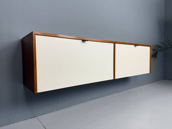 Florence Knoll pour Knoll, cabinet suspendu en noyer modèle 122 W-1, 1947