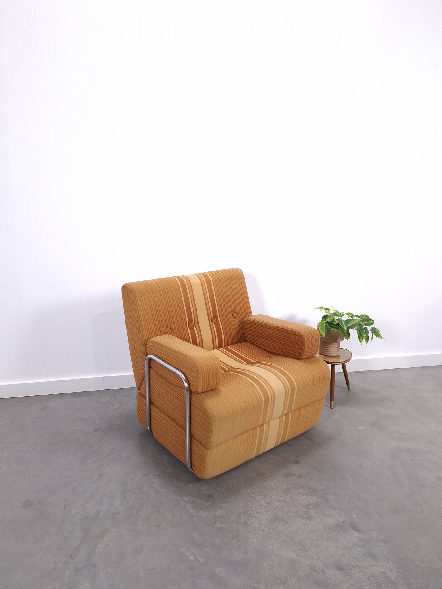 Jaren 70 uittrekbare lounge fauteuil bruin gestreept met Chromen buisframe
