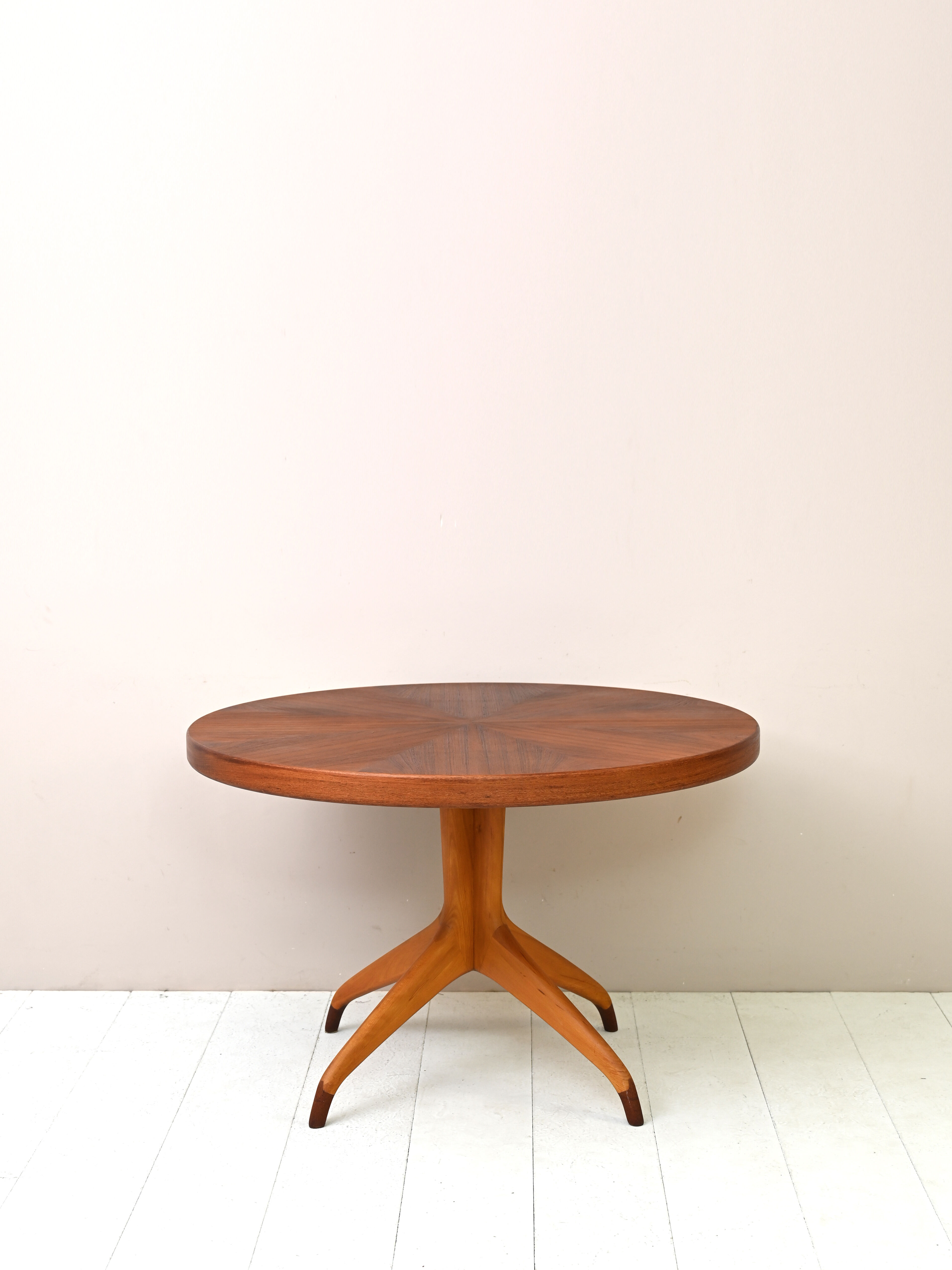 Scandinavian extending table by David Rosen