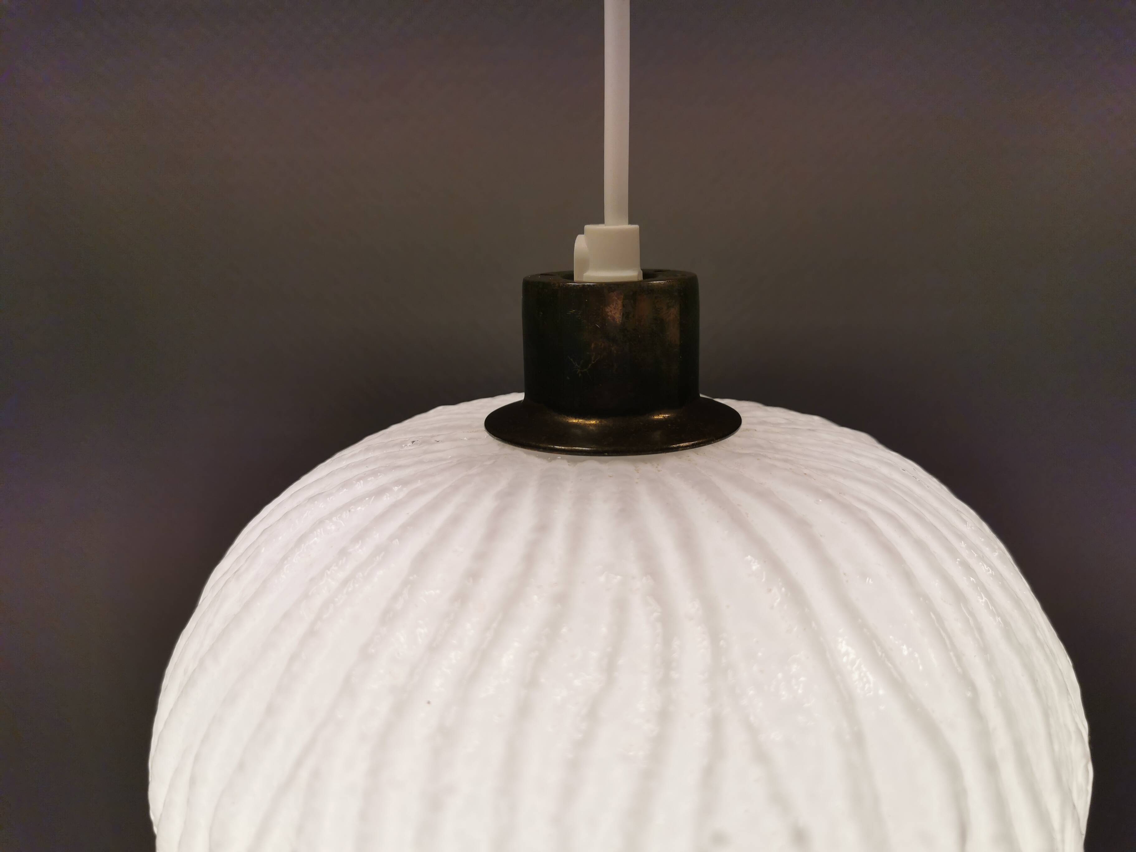 Suspension danoise en verre blanc laiteux ,années 1960.