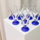Ensemble de 8 verres à boire en verre clair avec des piédestaux en bleu cobalt – Postmoderne Memphis années 1980