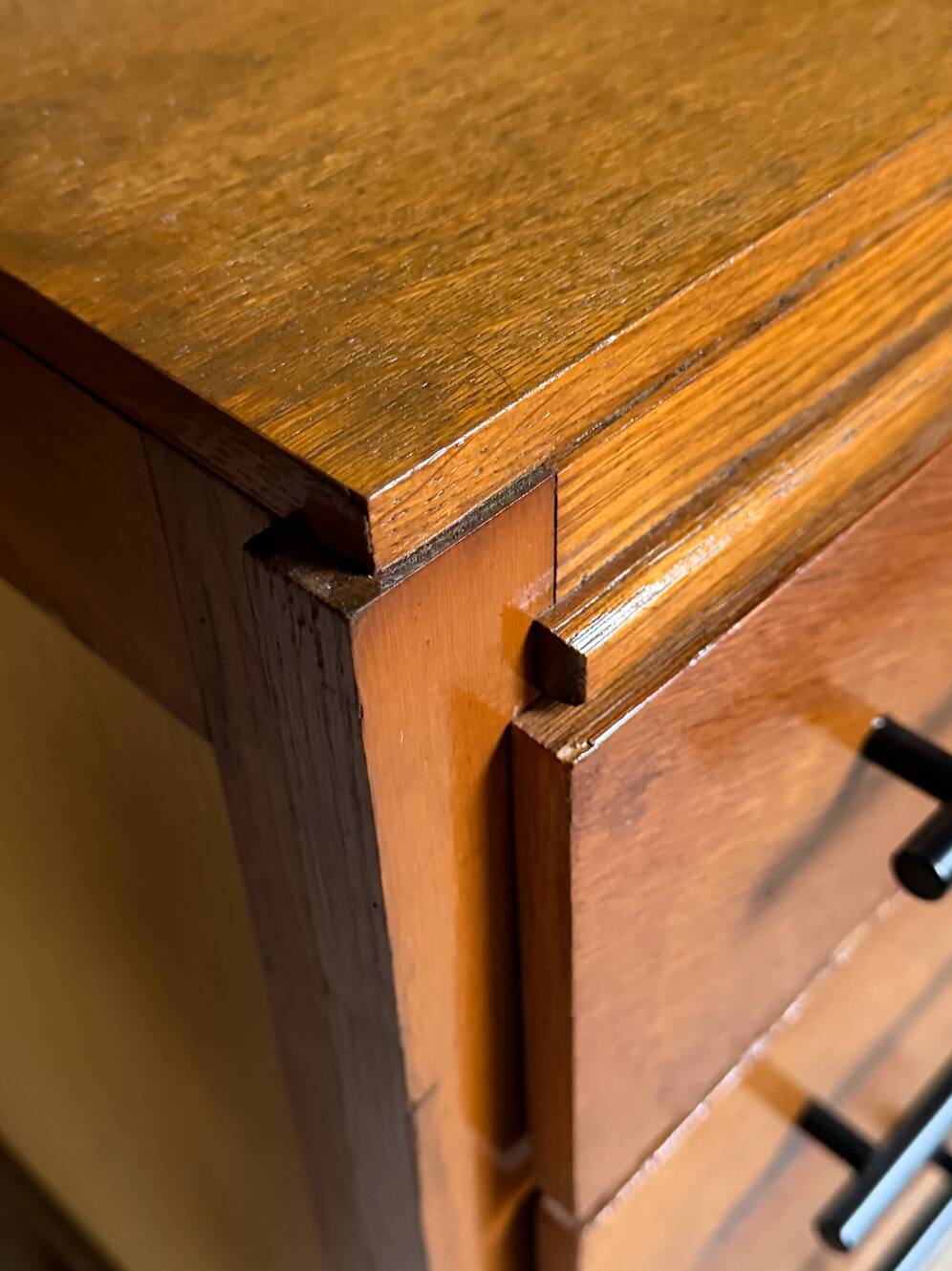 Commode vintage en chêne 4 tiroirs pied compas