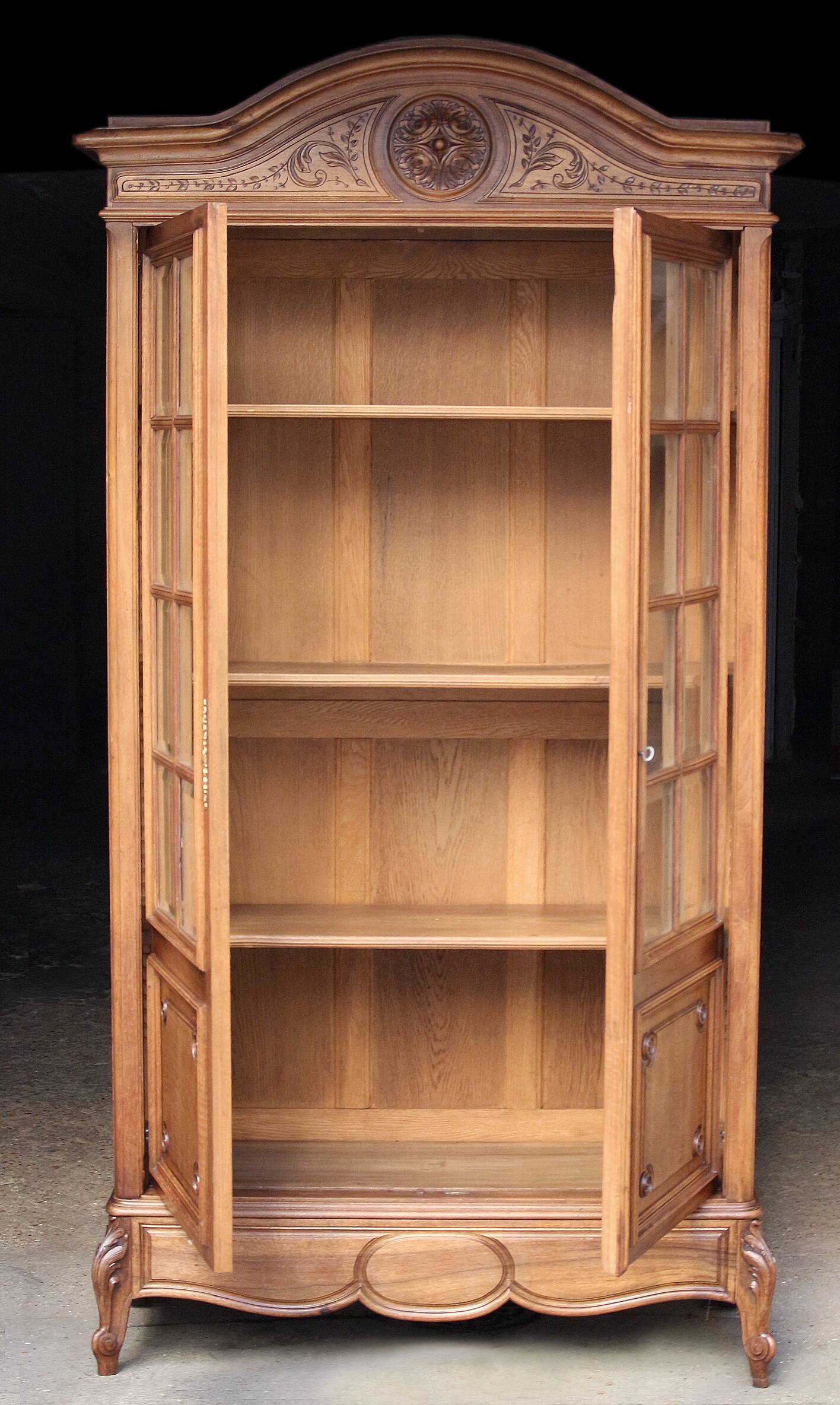 Armoire en noyer vers 1880