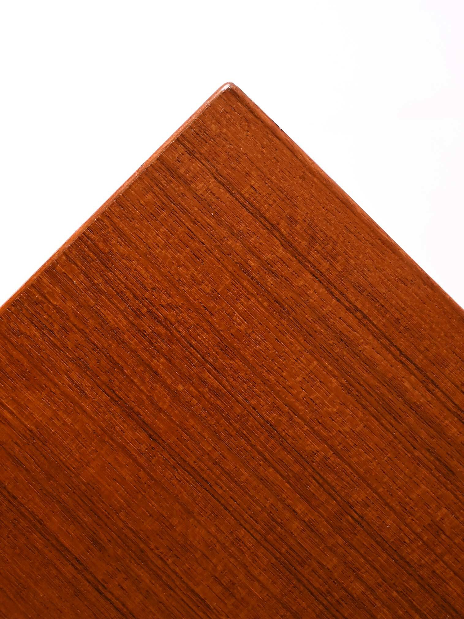 Scandinavian extending table