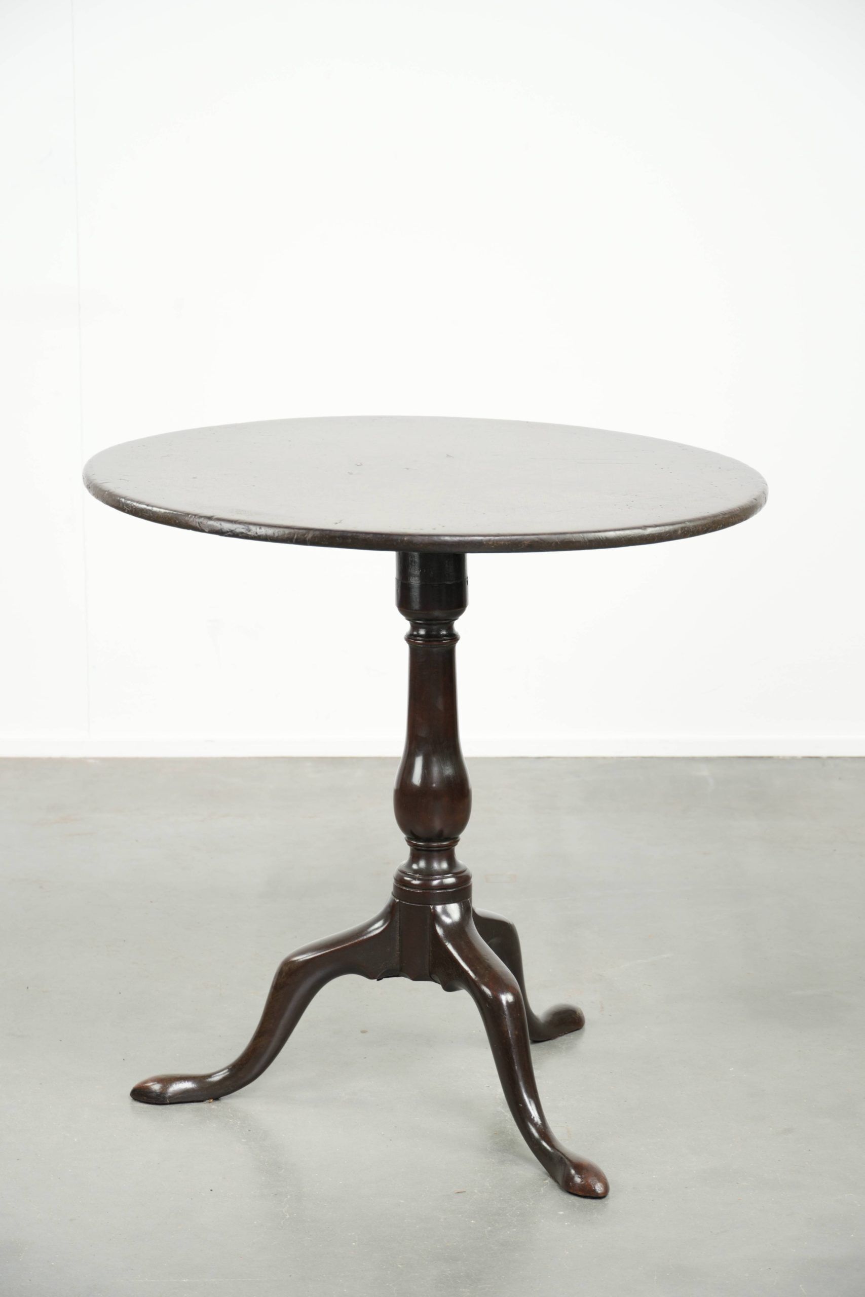 Practical round antique English tilt top table from the 18th century
